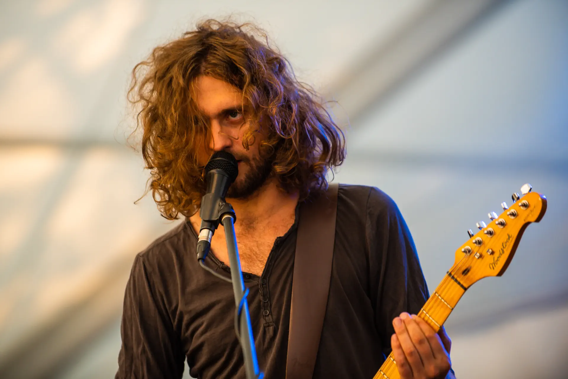 Zbliżenie na wokalistę. Zbliżenie na wokalistę.