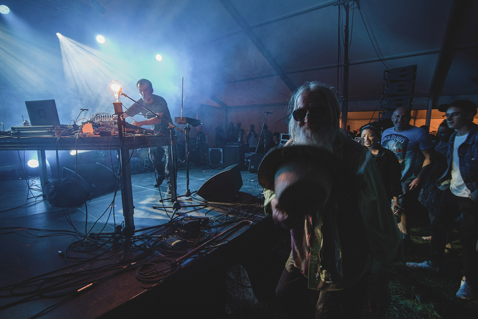 Publiczność dobrze się bawi od sceną. Są też starsze osoby. Publiczność dobrze się bawi od sceną. Są też starsze osoby.