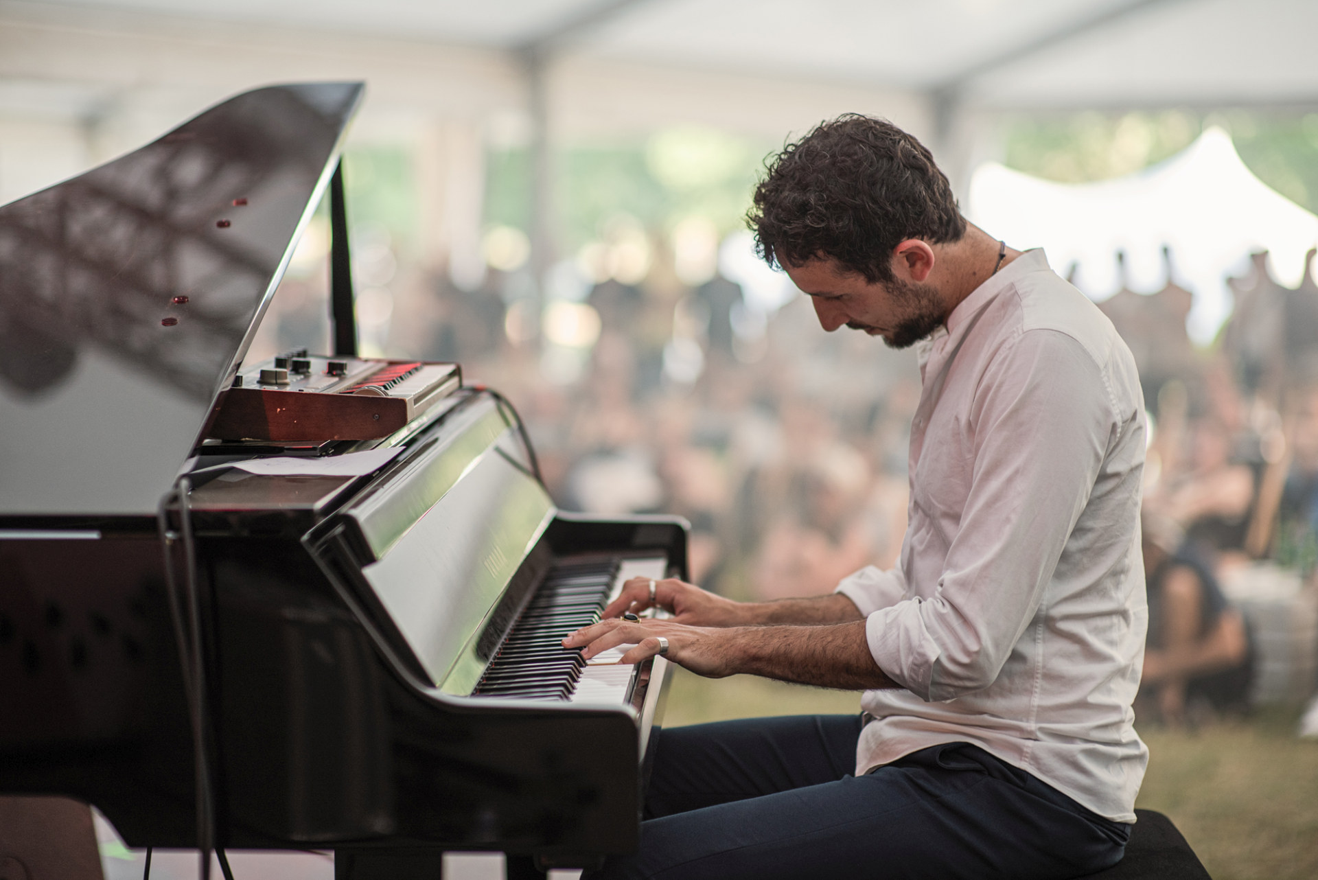 Mężczyzna gra na fortepianie.  Mężczyzna gra na fortepianie.