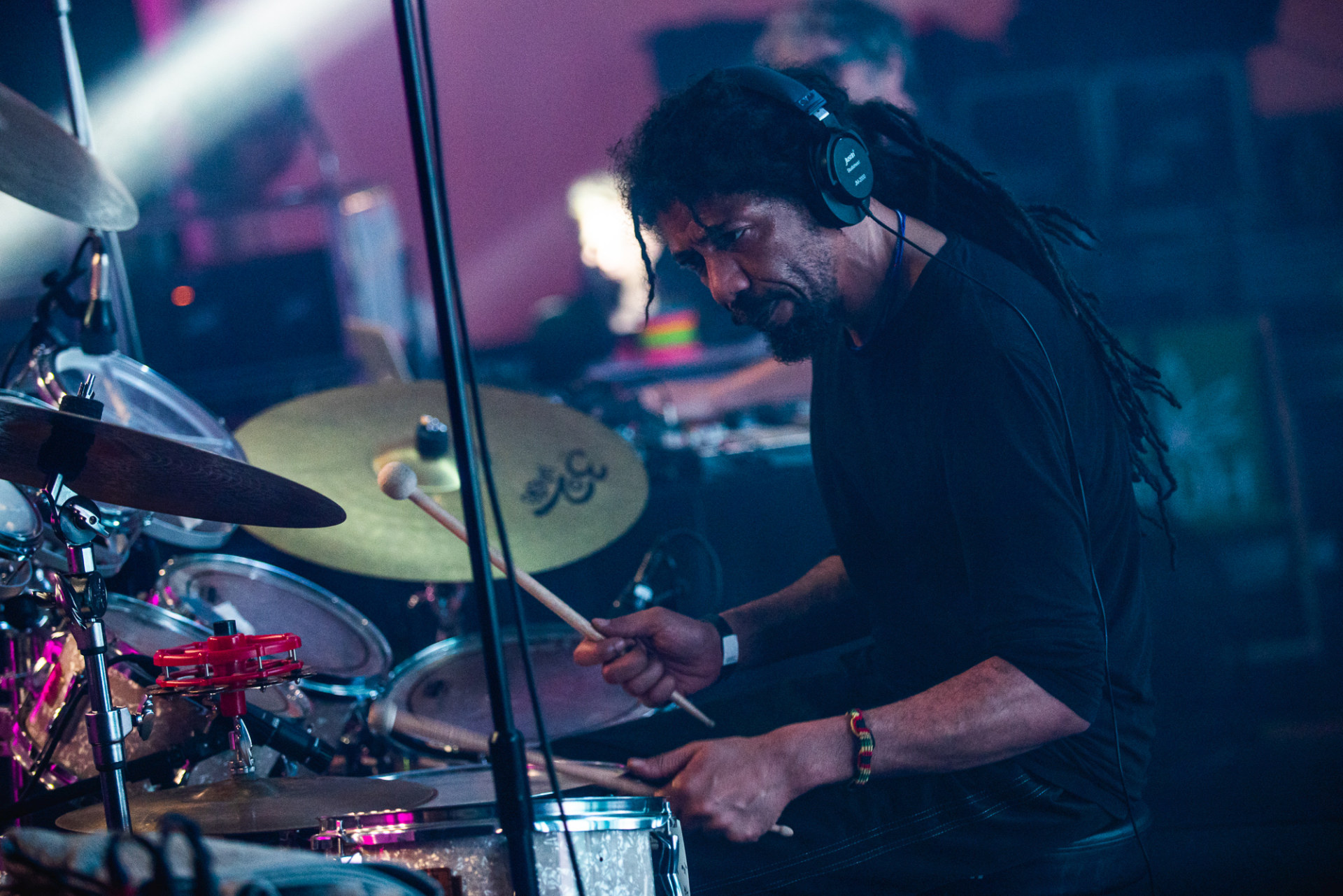 Zbliżenie na perkusistę.  Zbliżenie na perkusistę.