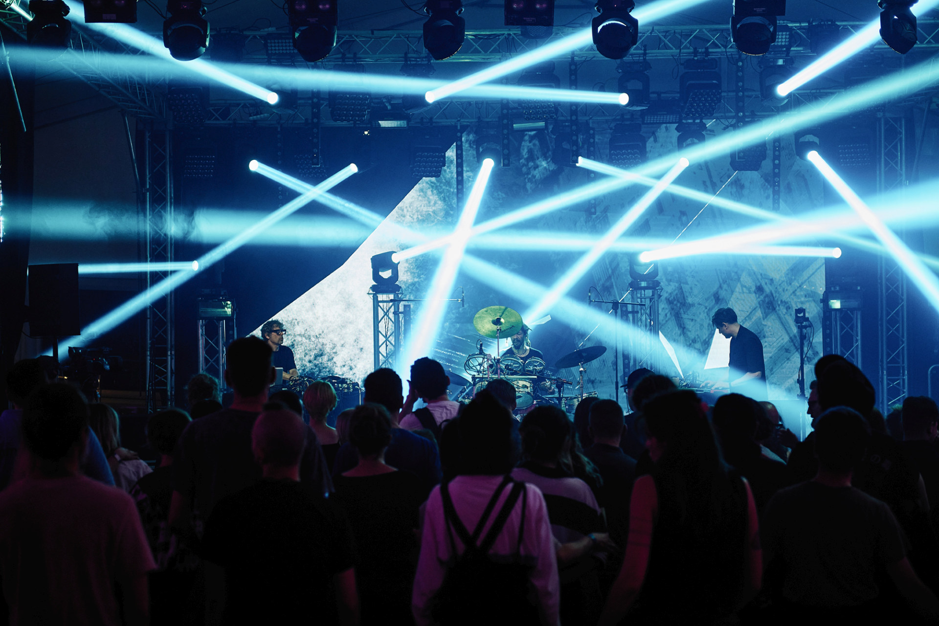 Tum ludzi pod sceną. Tum ludzi pod sceną.