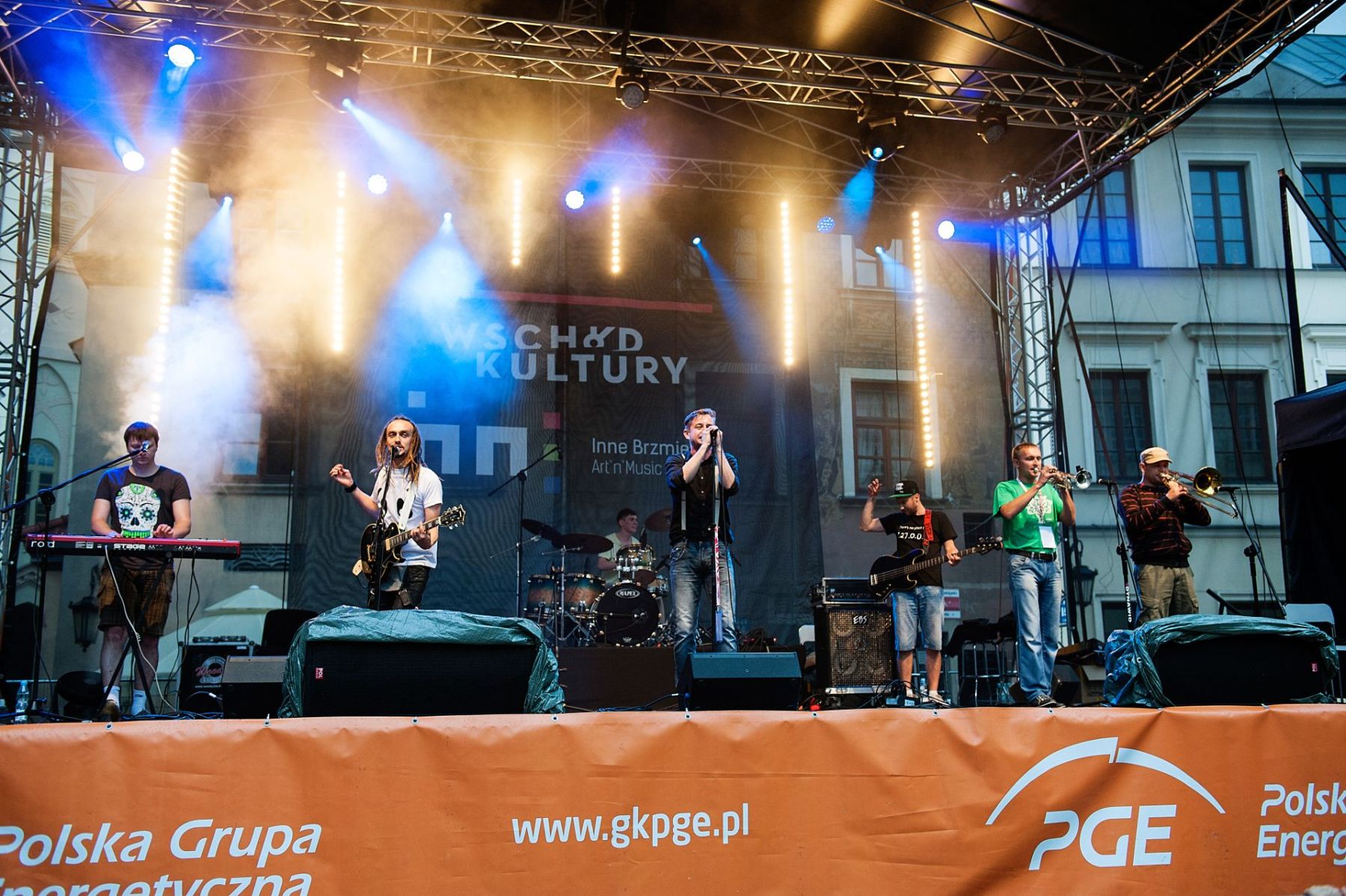 Siedmiu artystów na scenie podczas koncertu.