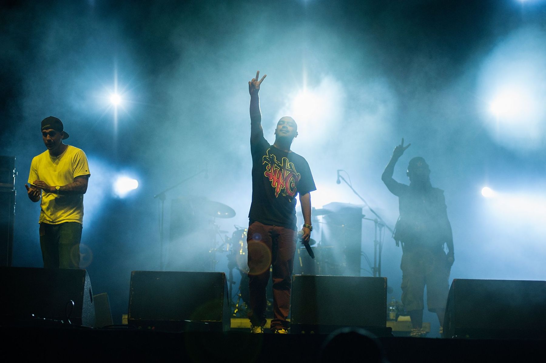 Trzech artystów na scenie.