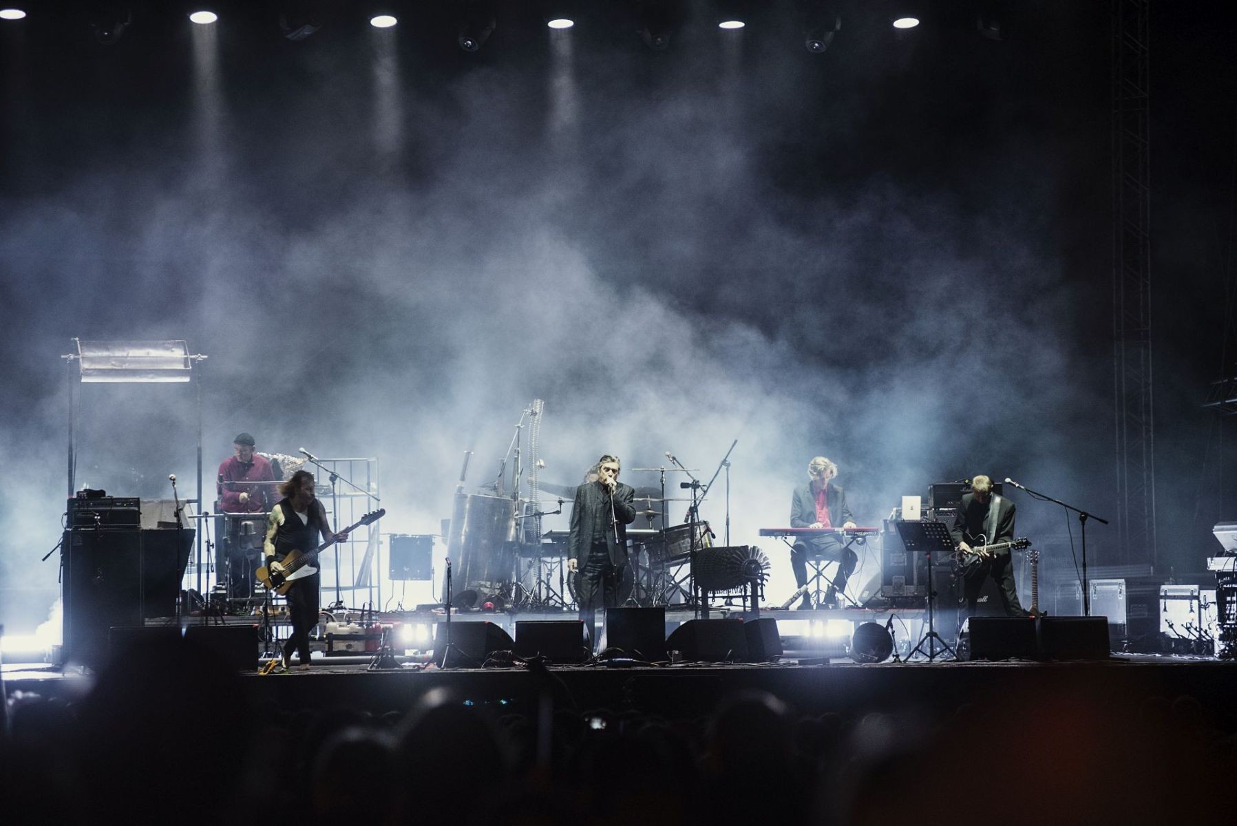 Pięciu artystów na scenie.