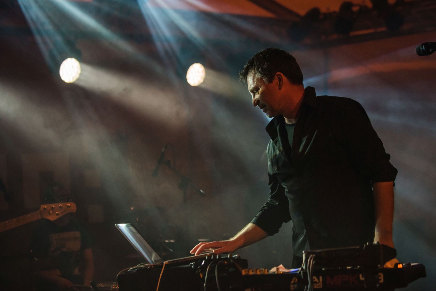 Zbliżenie na sylwetkę mężczyzny, który obsługuje laptopa.