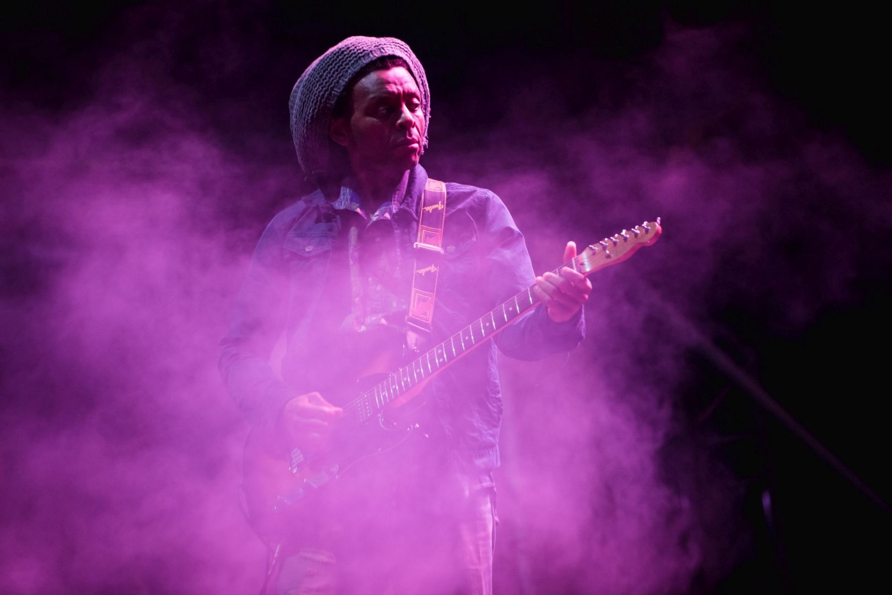 Zbliżenie na gitarzystę.