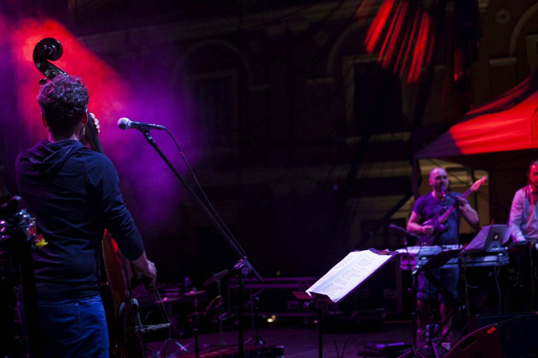 Dwaj mężczyźni na scenie.