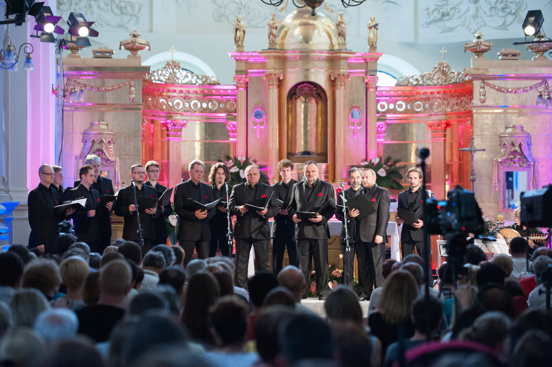Chór męski śpiewa w Bazylice Ojców Dominikanów.