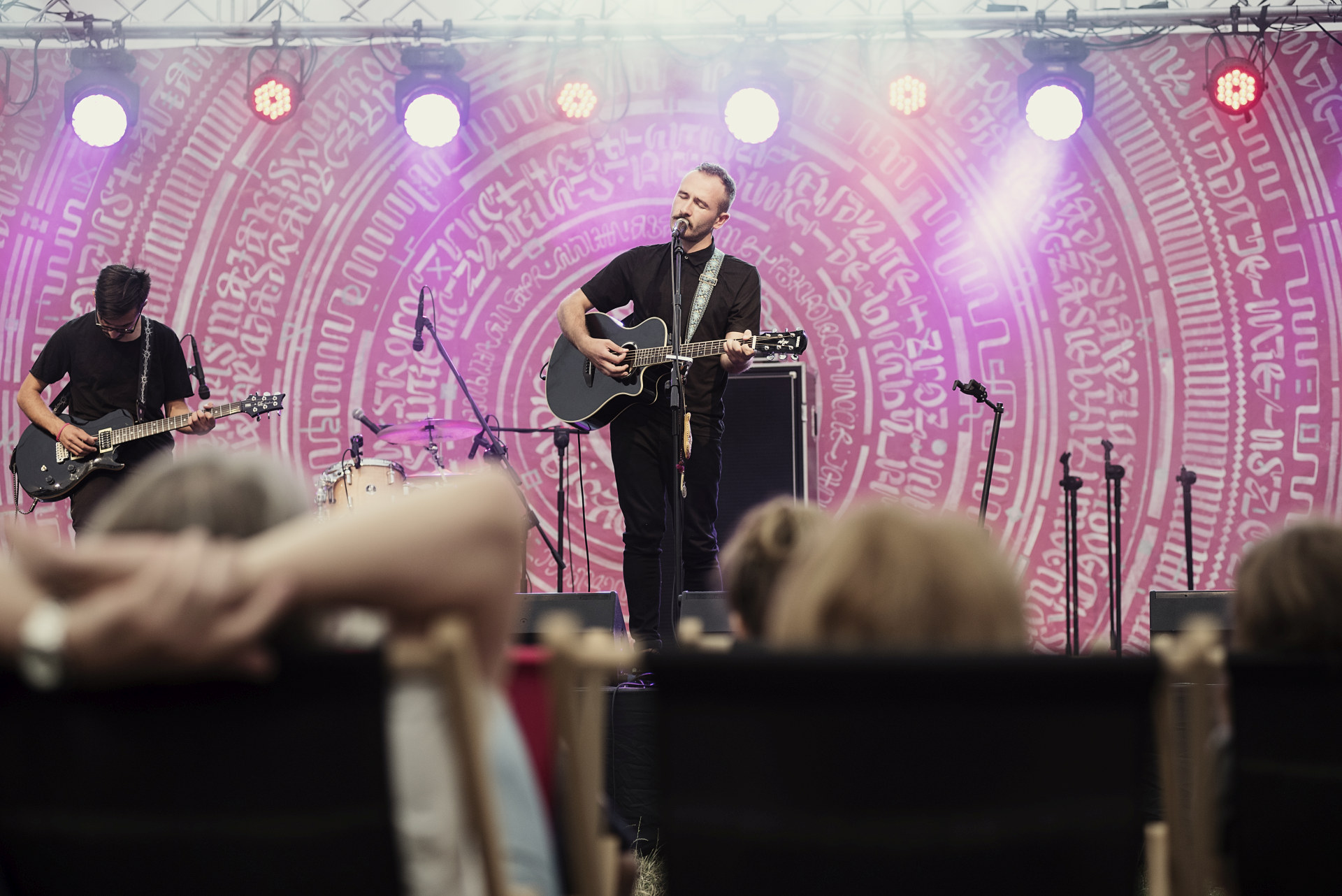 Zbliżenie na wokalistę i gitarzystę w jednym.