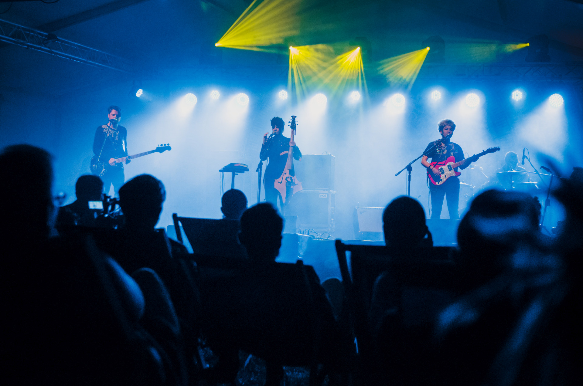 Na scenie są trzej gitarzyści. Panowie również śpiewają.
