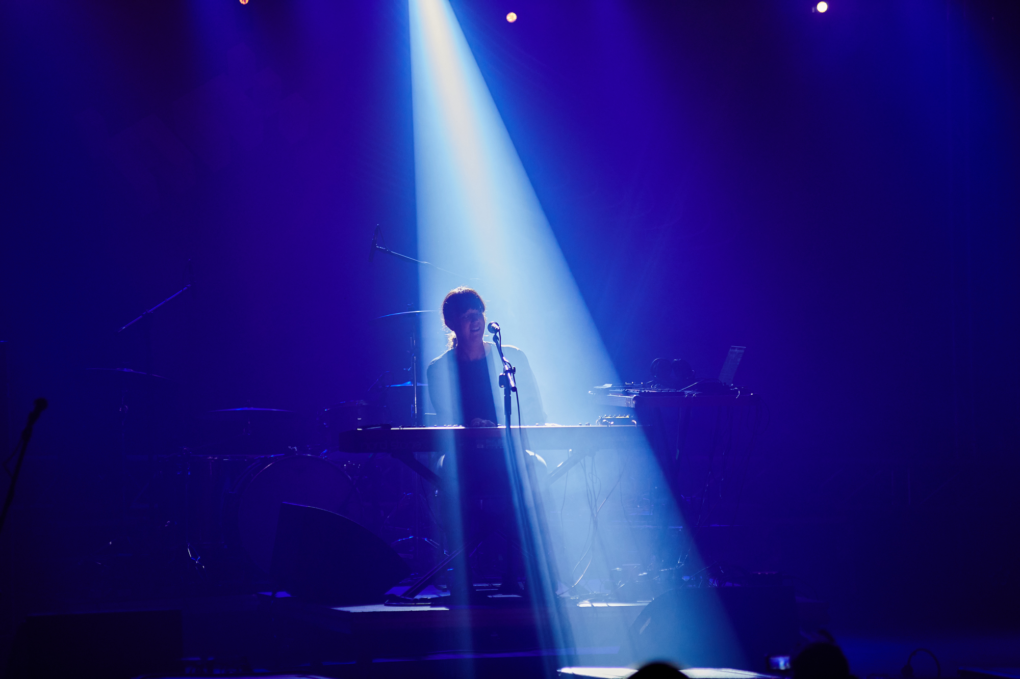 Zbliżenie na twarz wokalistki.