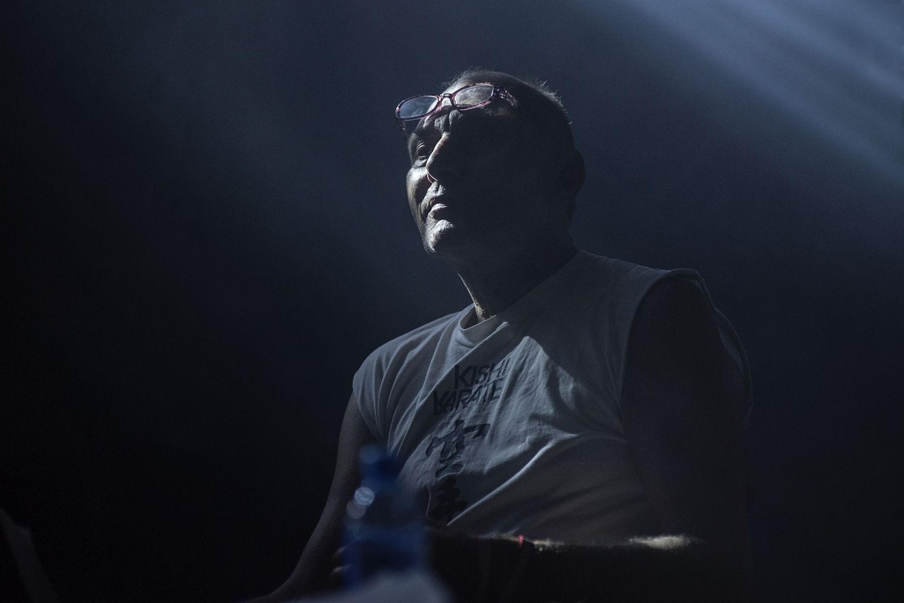 Mężczyzna pije wodę.