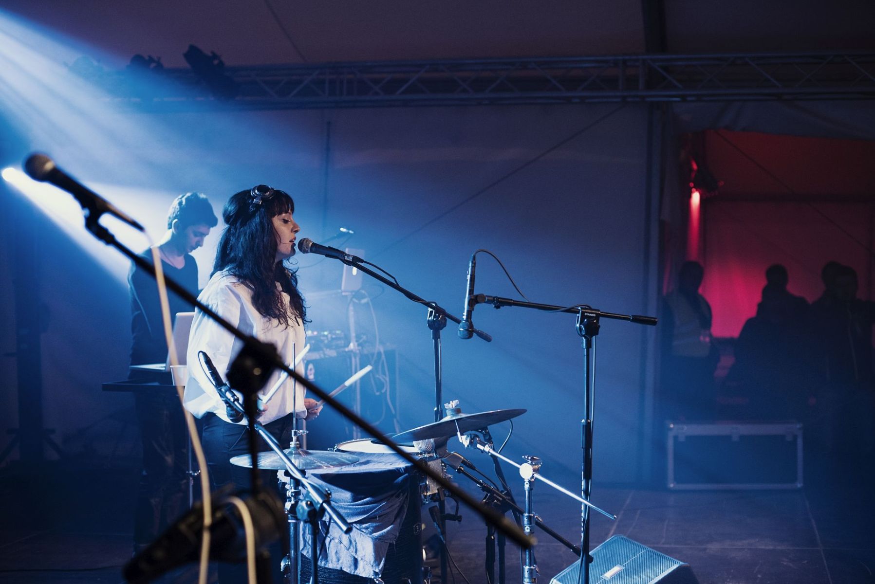 Zbliżenie na wokalistkę.