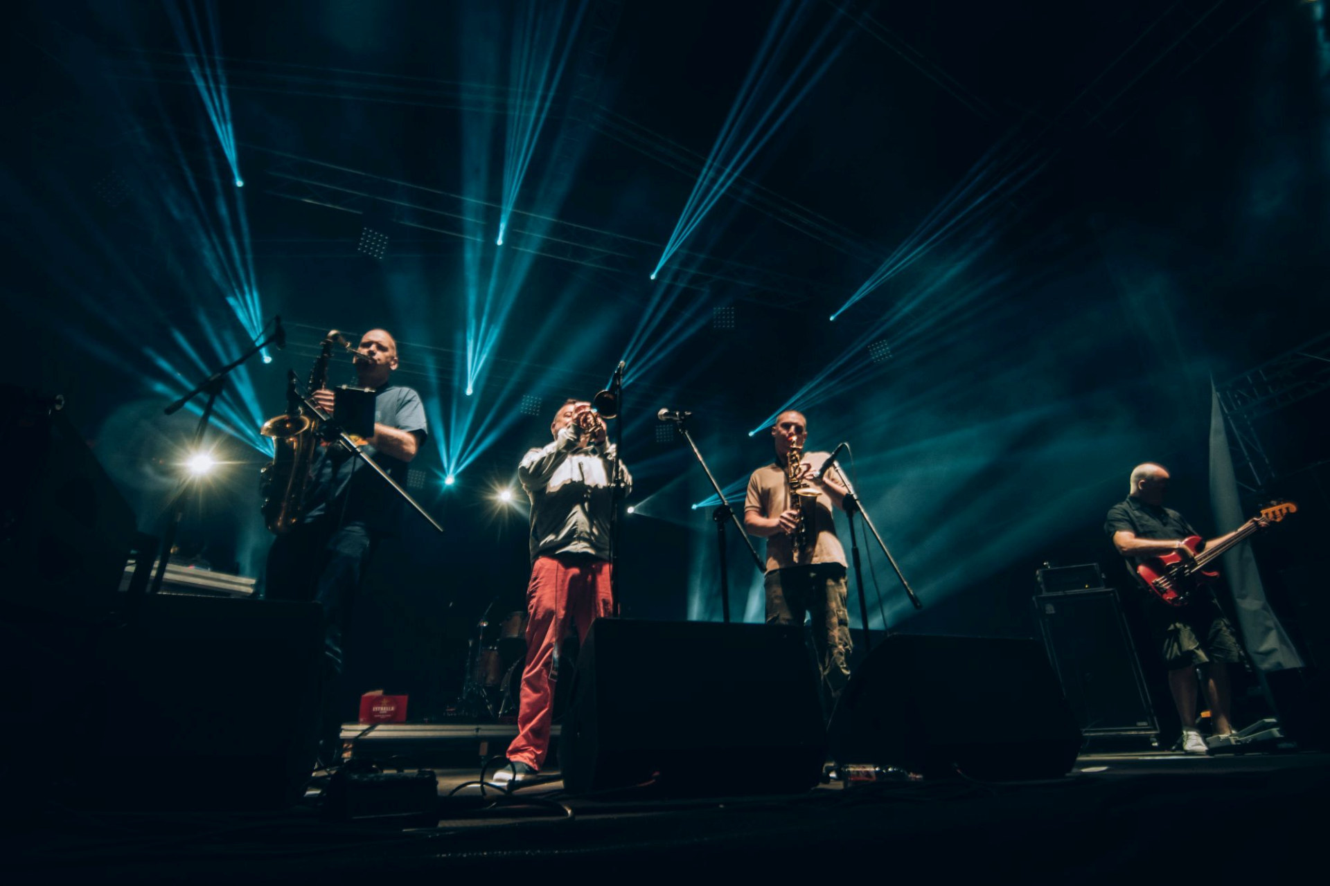 Czterej muzycy na scenie.