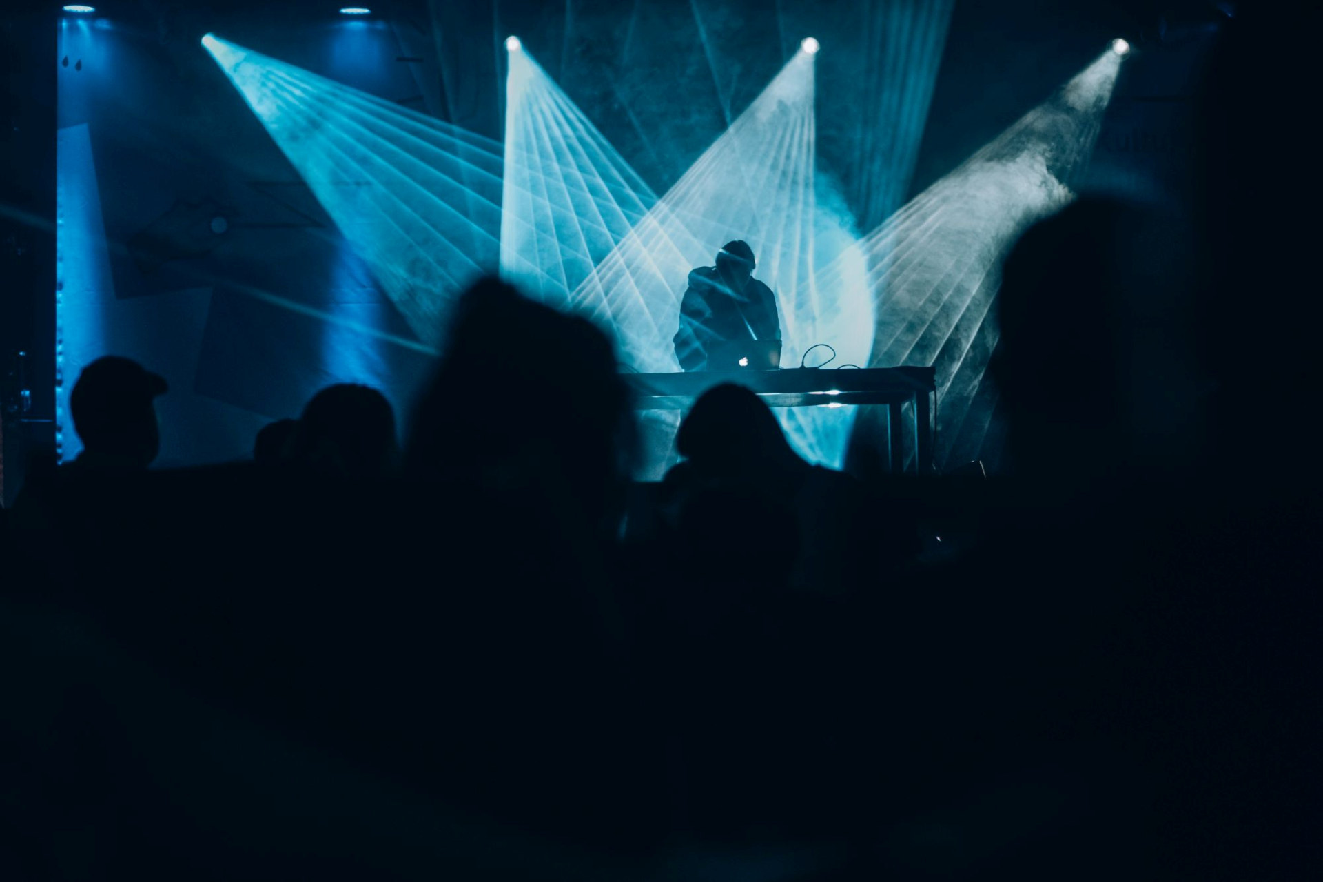 Publiczność bawi się pod sceną.