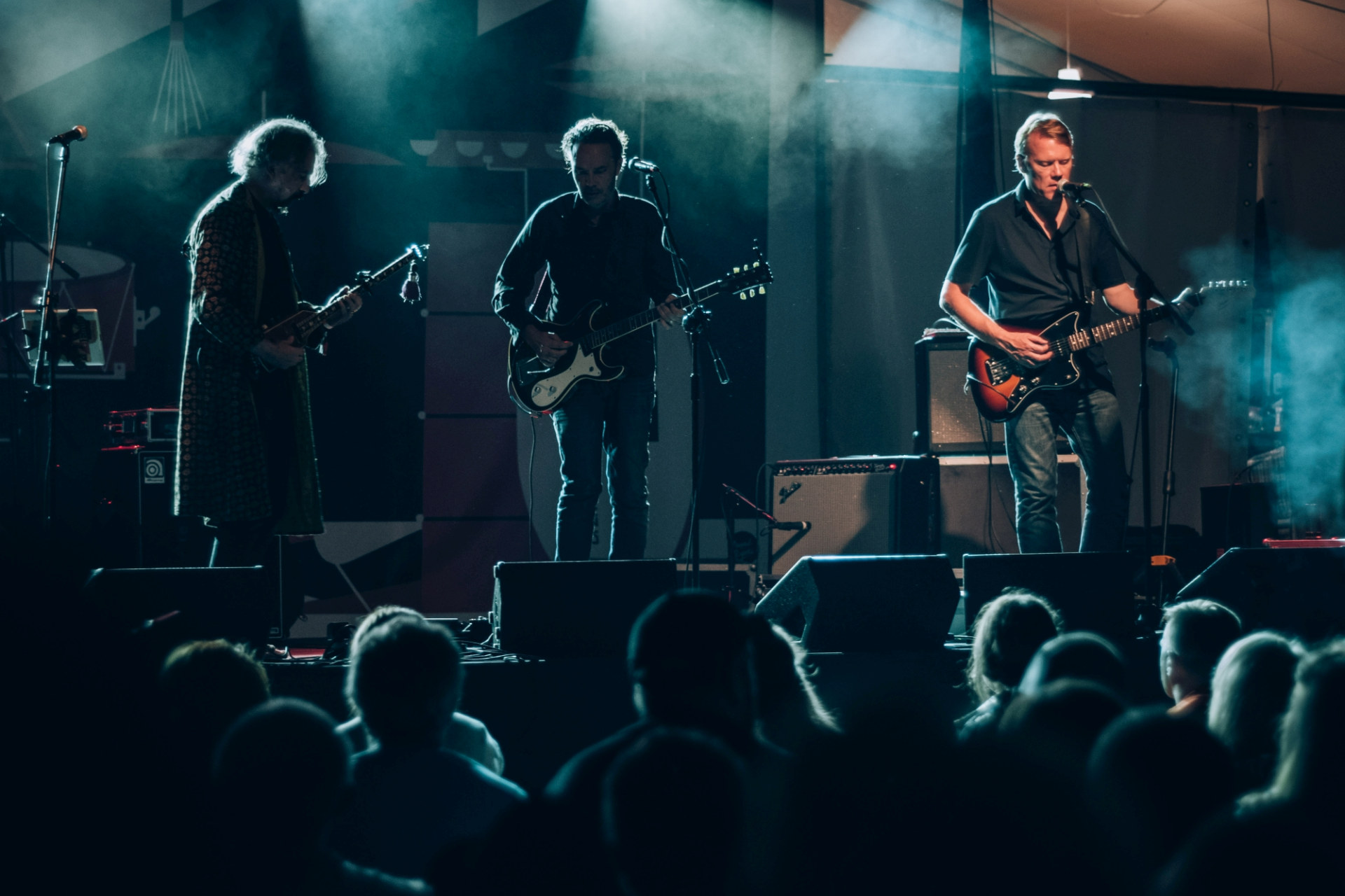 Na scenie trzej gitarzyści.