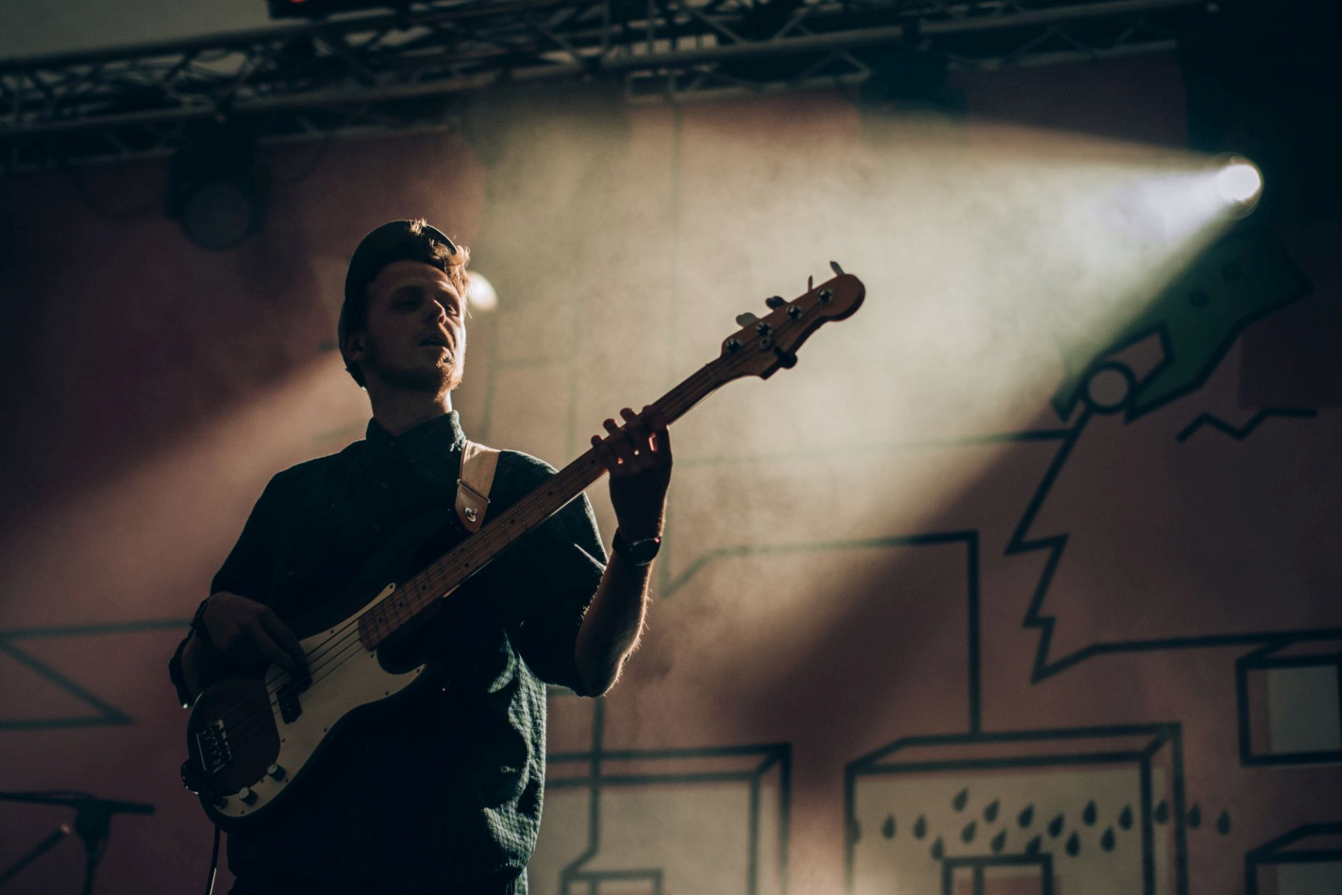 Zbliżenie na gitarzystę.