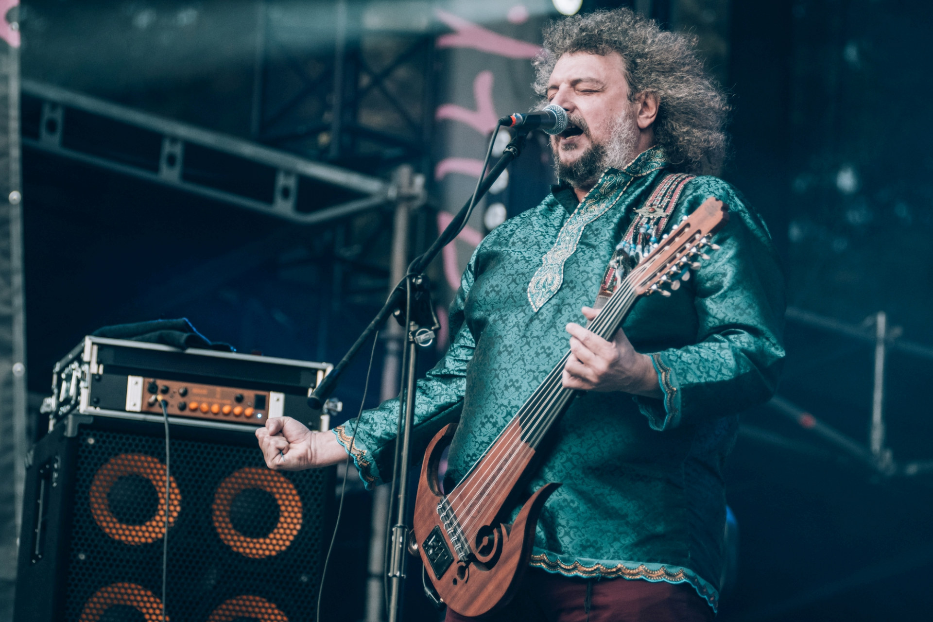 Zbliżenie na wokalistę.