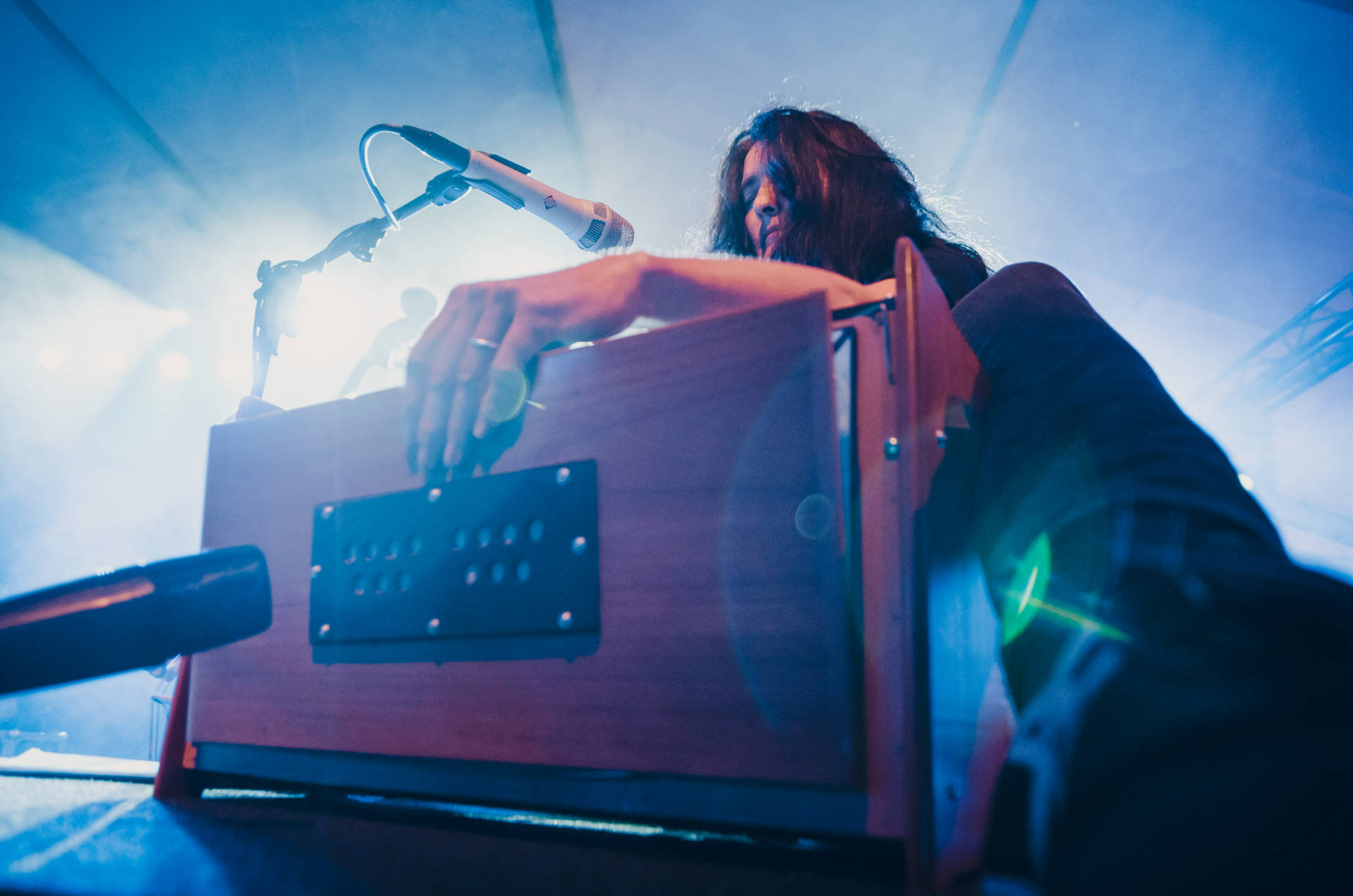 Mężczyzna trzyma drewniane pudełko. Prawdopodobnie jest to instrument.