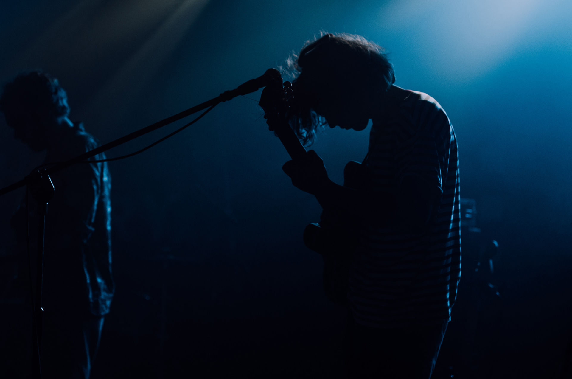 Czarno-biała fotografia gitarzysty.