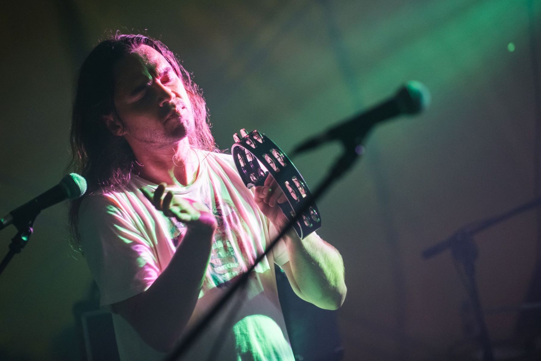 Artysta gra na tamburynie.