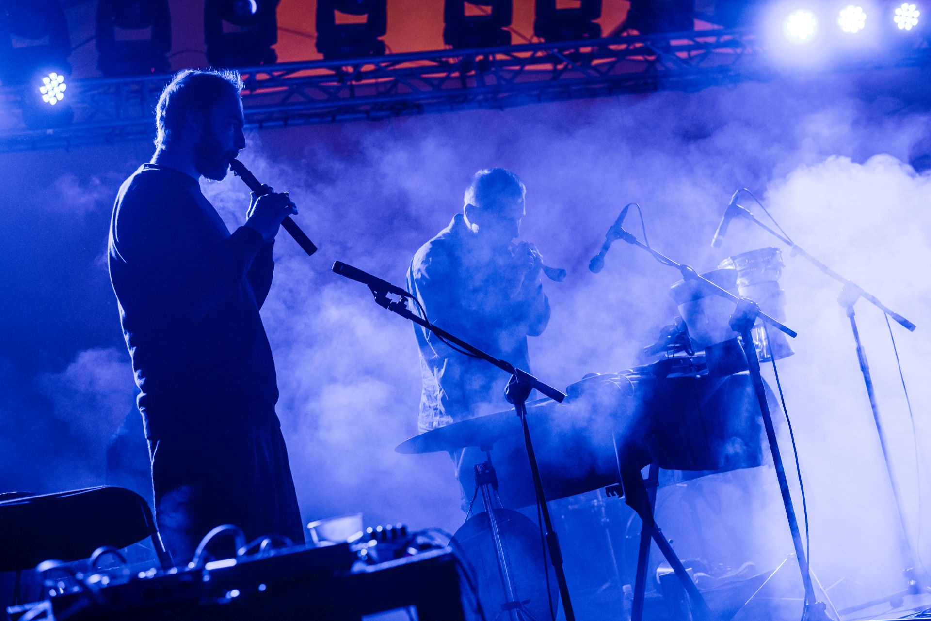 Na scenie są dwaj artyści. To flecista i klawiszowiec.