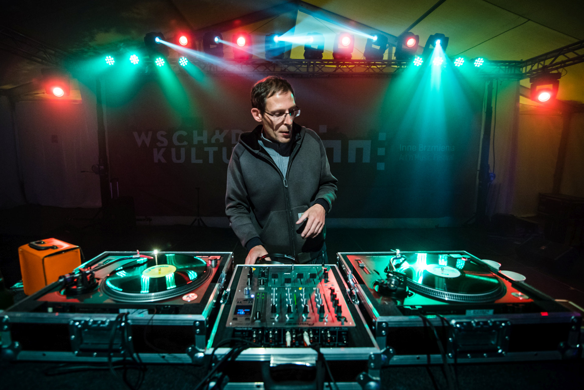 Mężczyzna obsługuje konsolę.