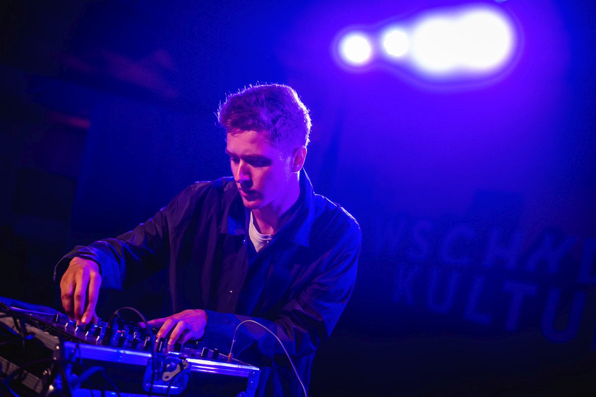 Mężczyzna obsługuje konsolę.