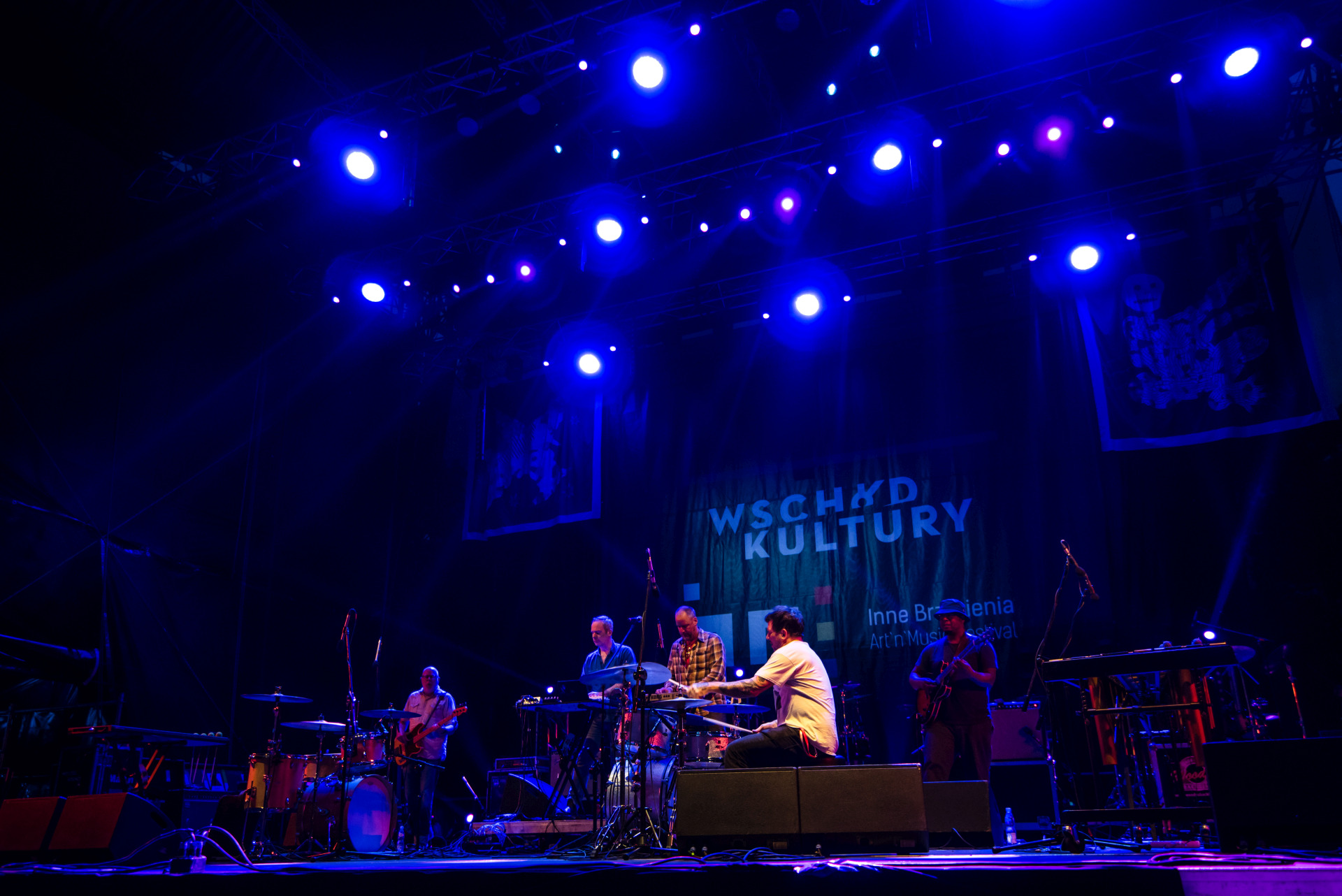 Cały zespół gra koncert na scenie.