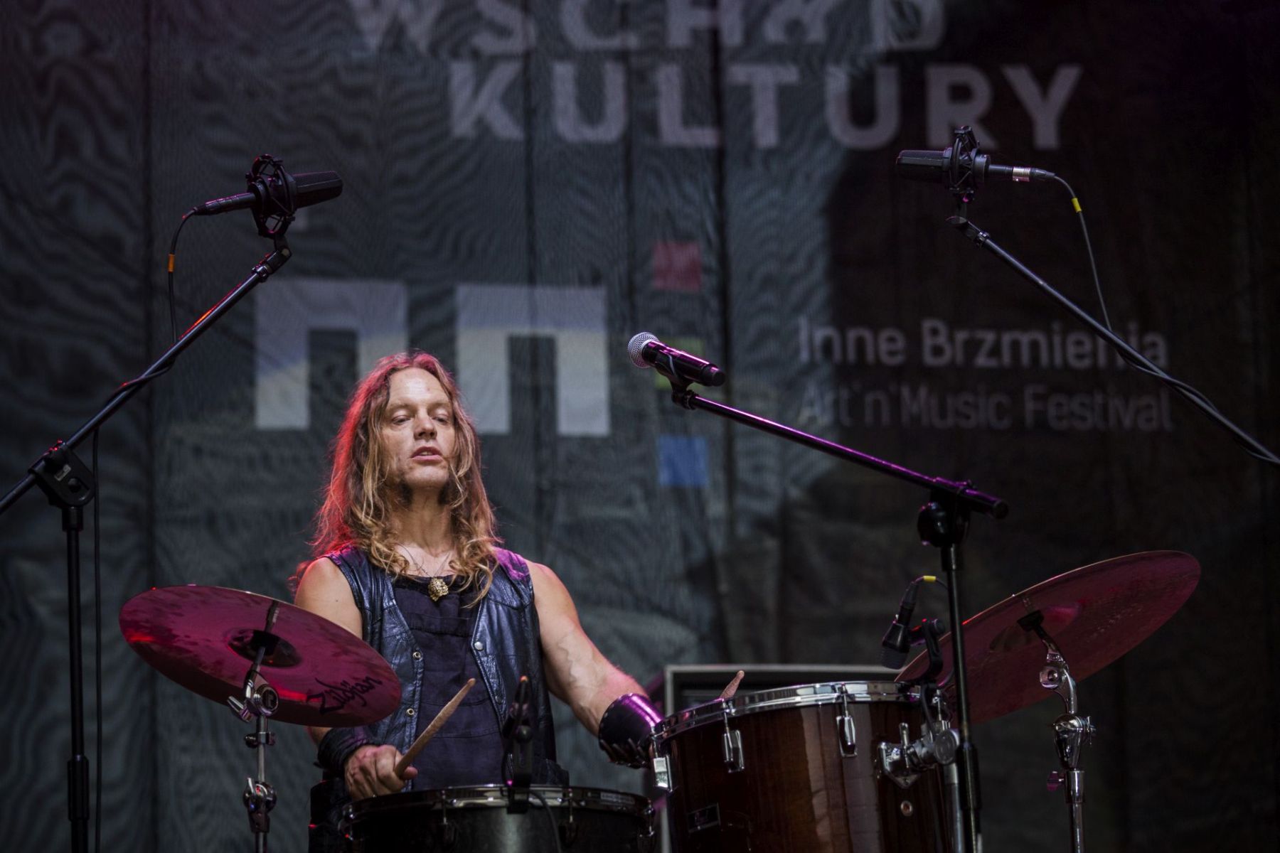 Zbliżenie na perkusistę.