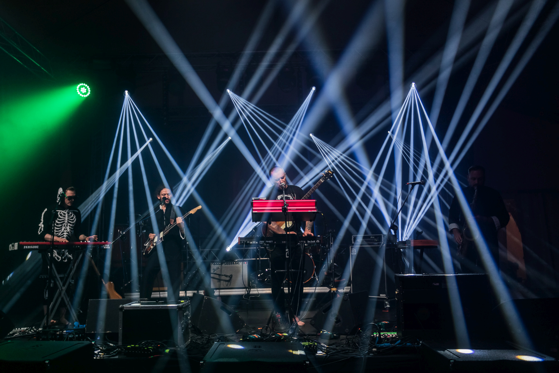 Czterej artyści grają koncert na scenie.