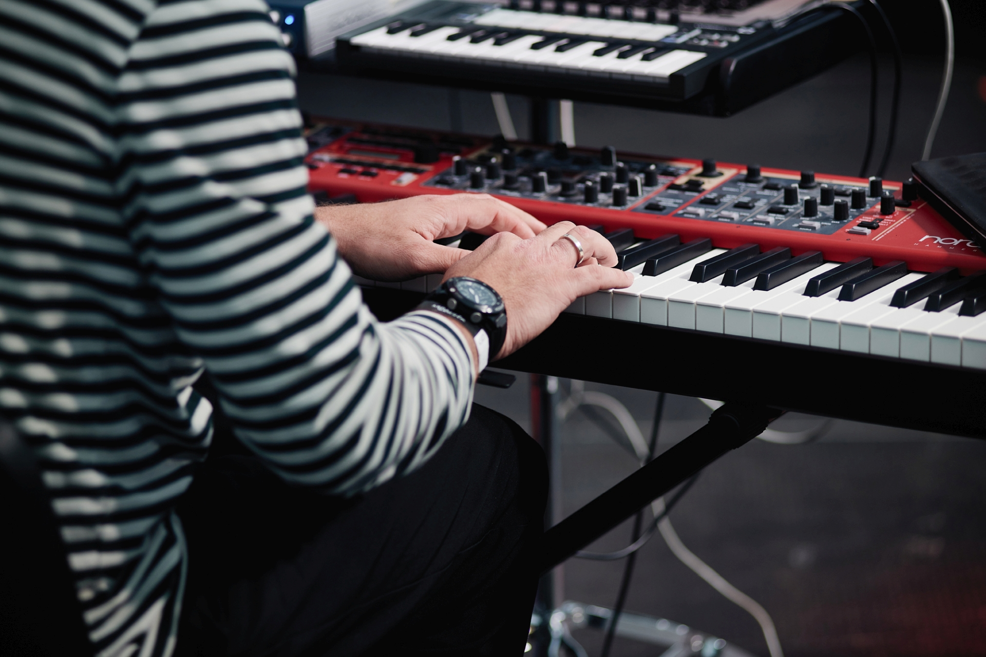 Na klawiszach są dłonie artysty.