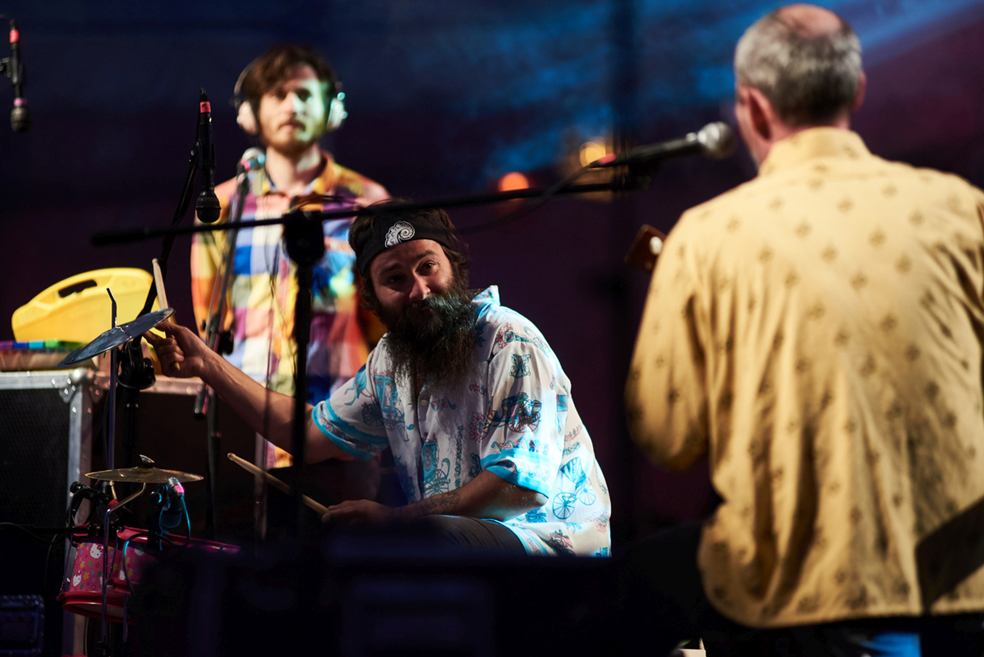 Trzej artyści na scenie.