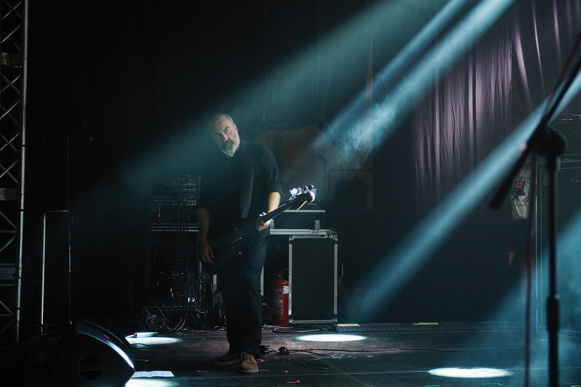 Zbliżenie na gitarzystę.