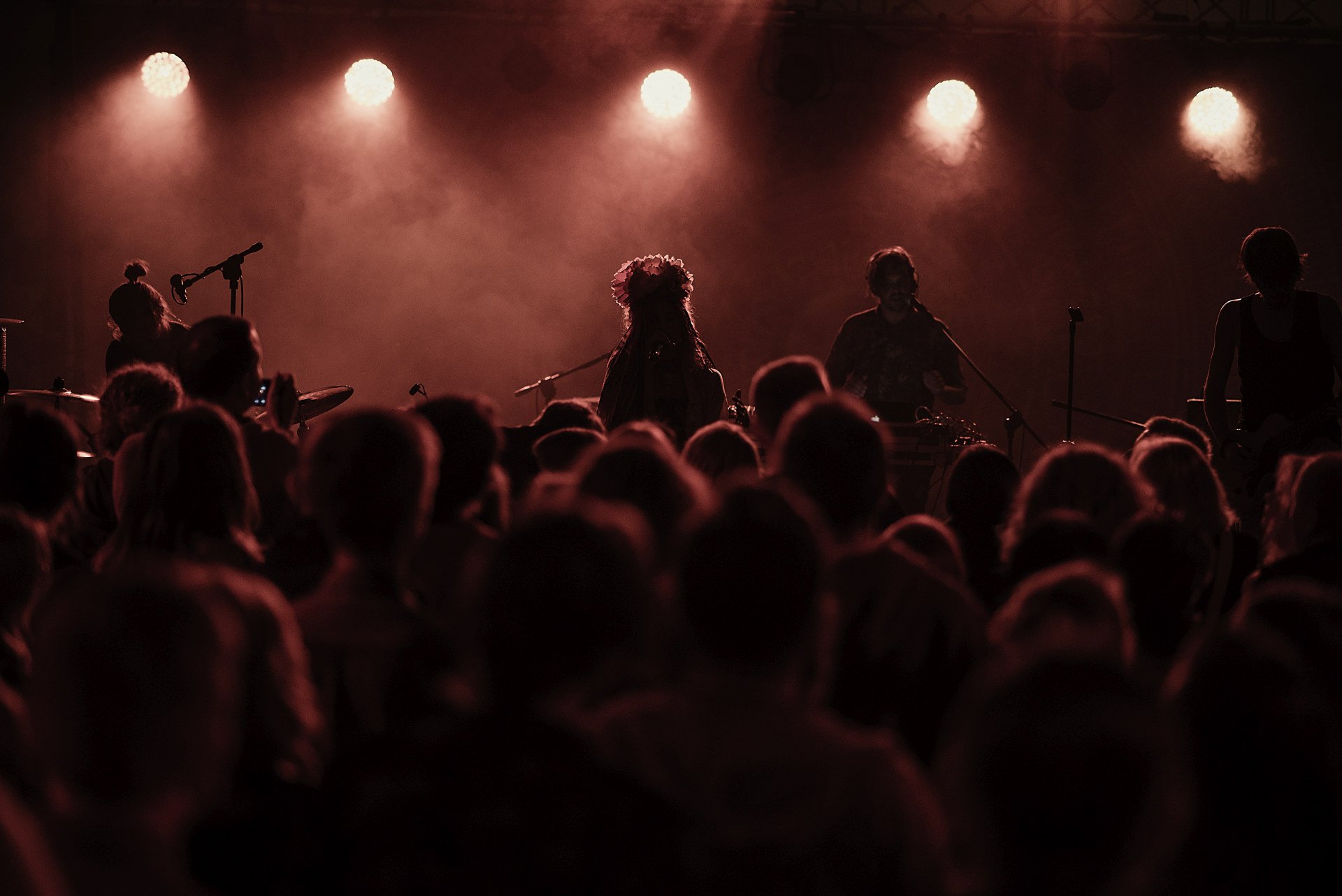 Publiczność bawi się pod sceną.