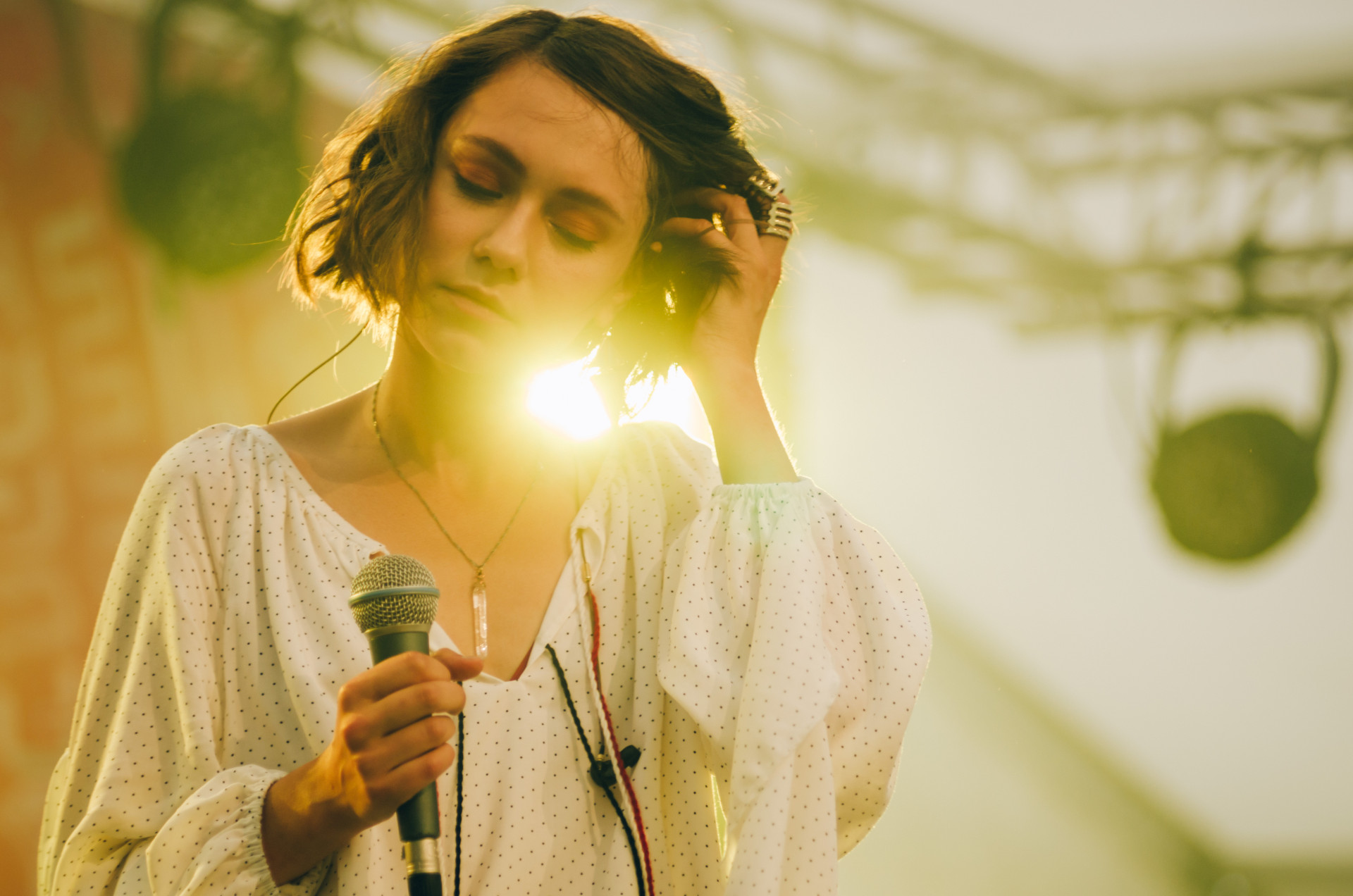 Światło rozświetla sylwetkę wokalistki.