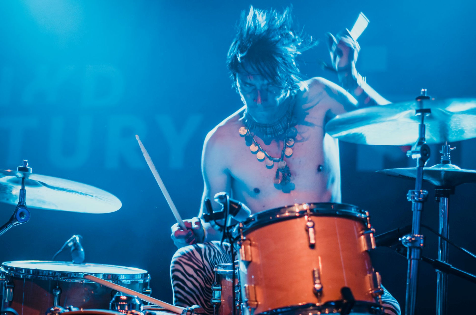 Zbliżenie na perkusistę.