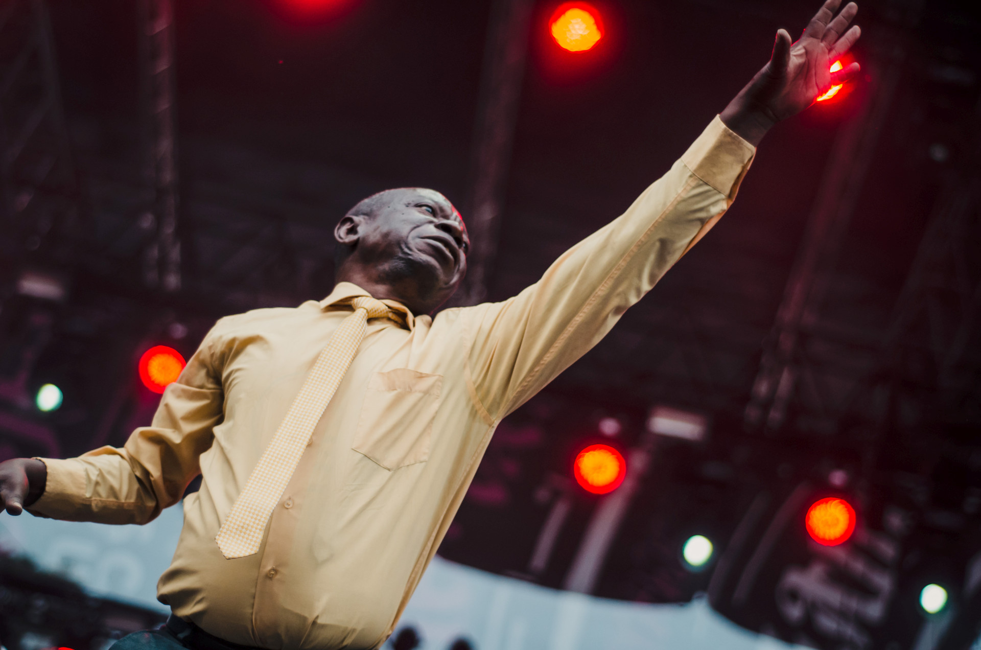 Artysta macha rękami.