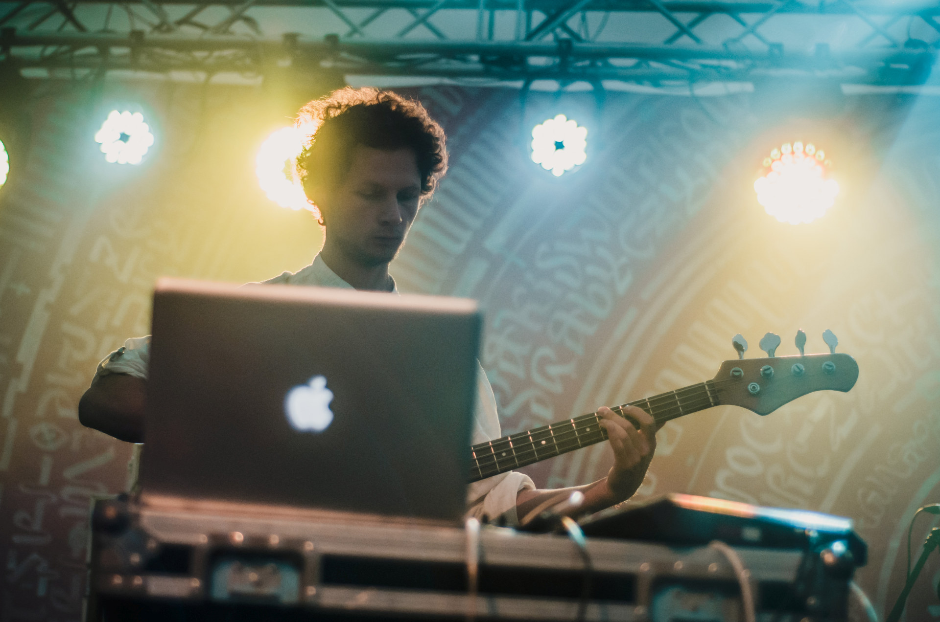 Artysta gra na gitarze.