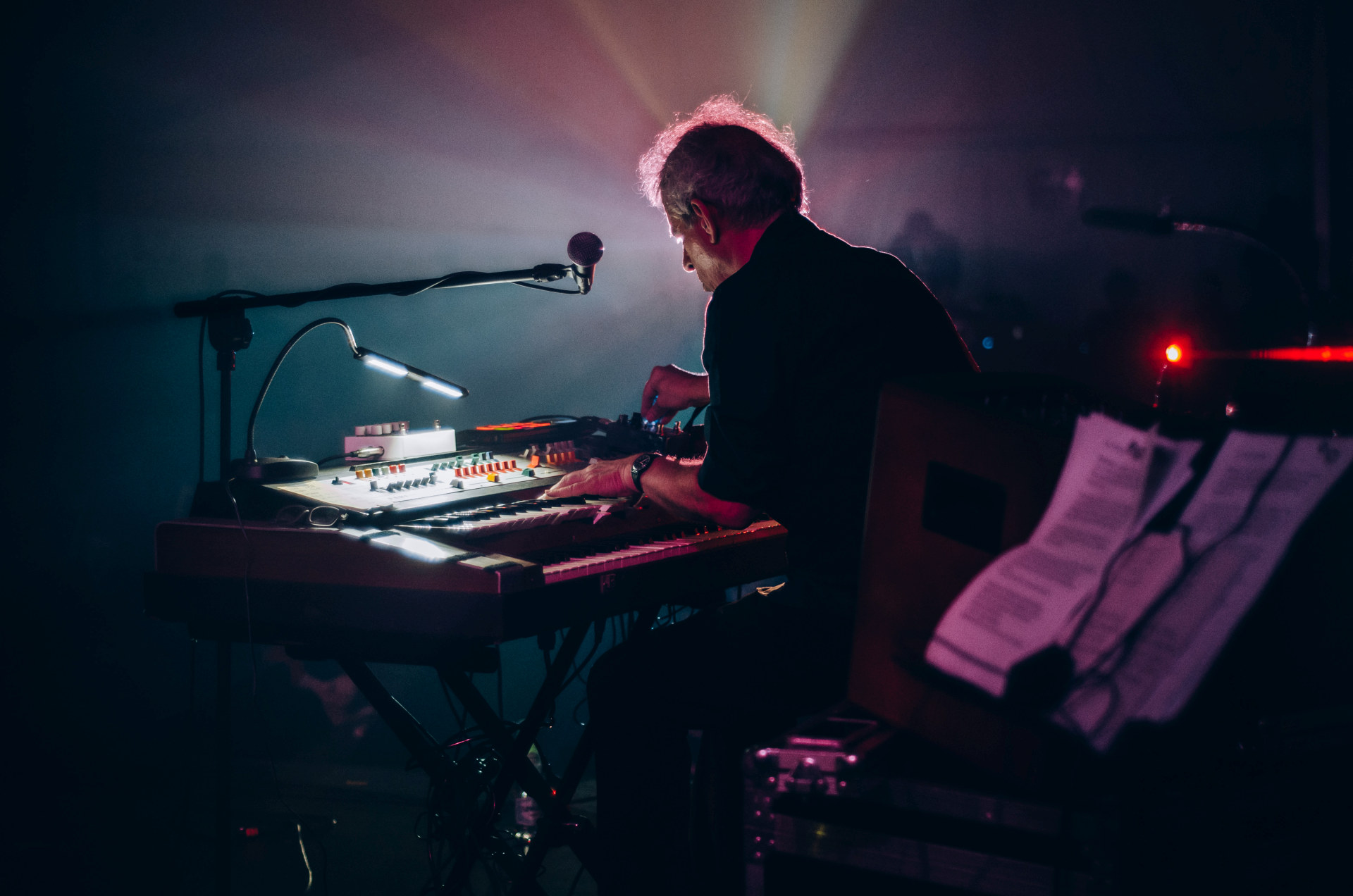 Mężczyzna obsługuje konsolę.