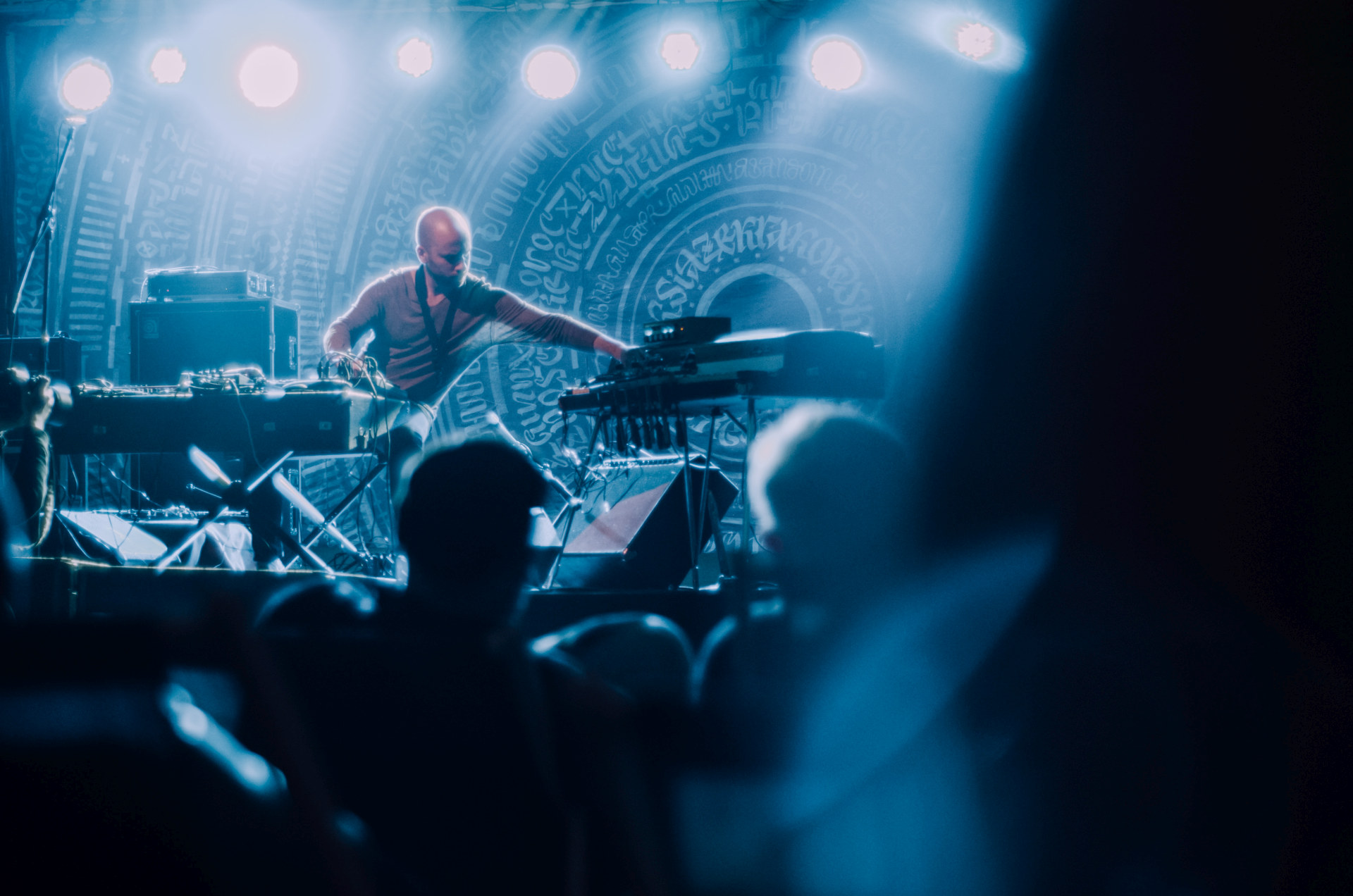 Mężczyzna przechodzi od jednego instrumentu do drugiego. Obsługuje konsolę.