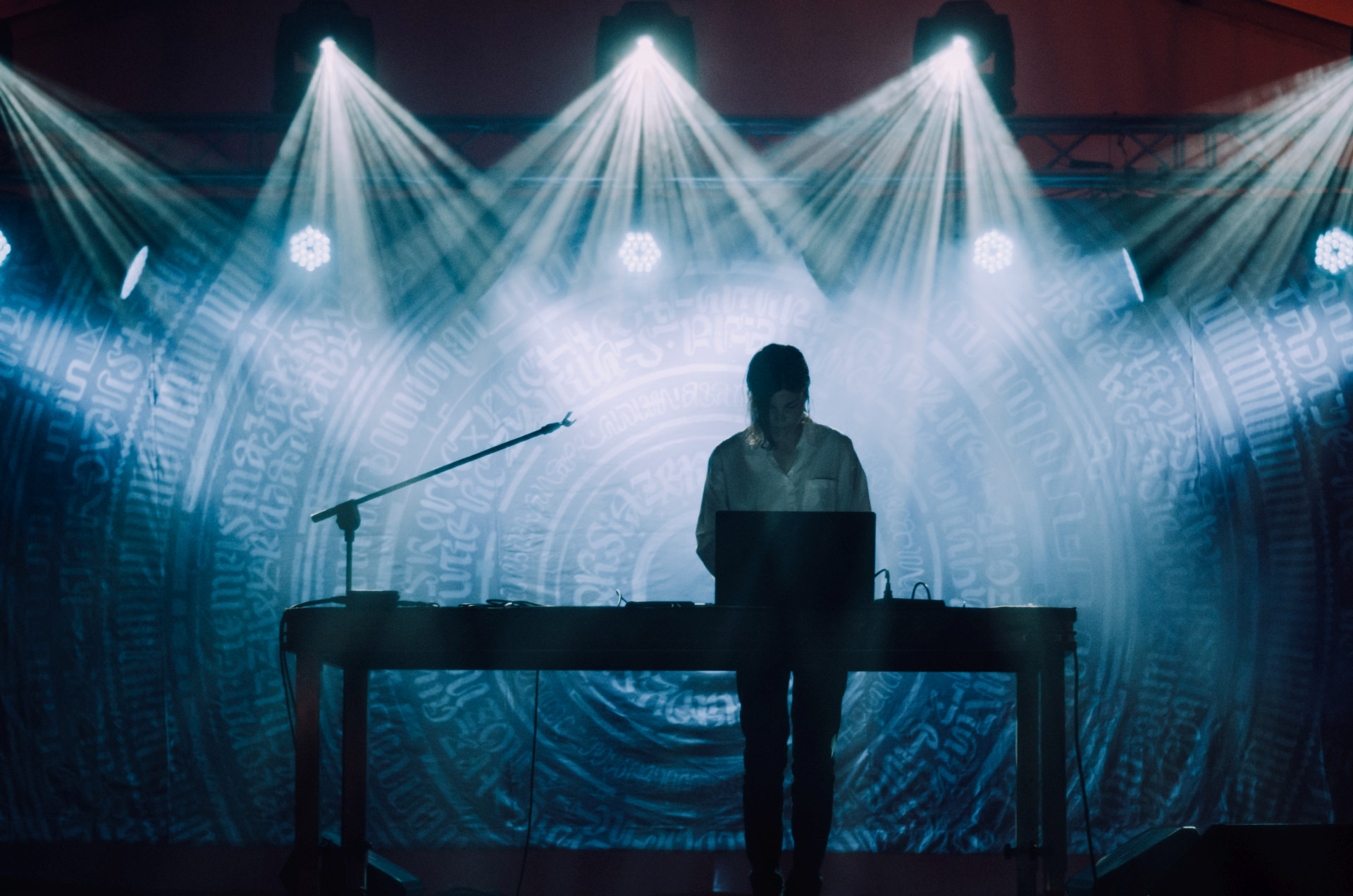 Kobieta obsługuje konsolę.