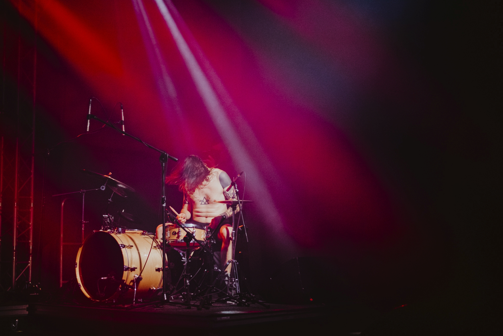 Zbliżenie na perkusistę.