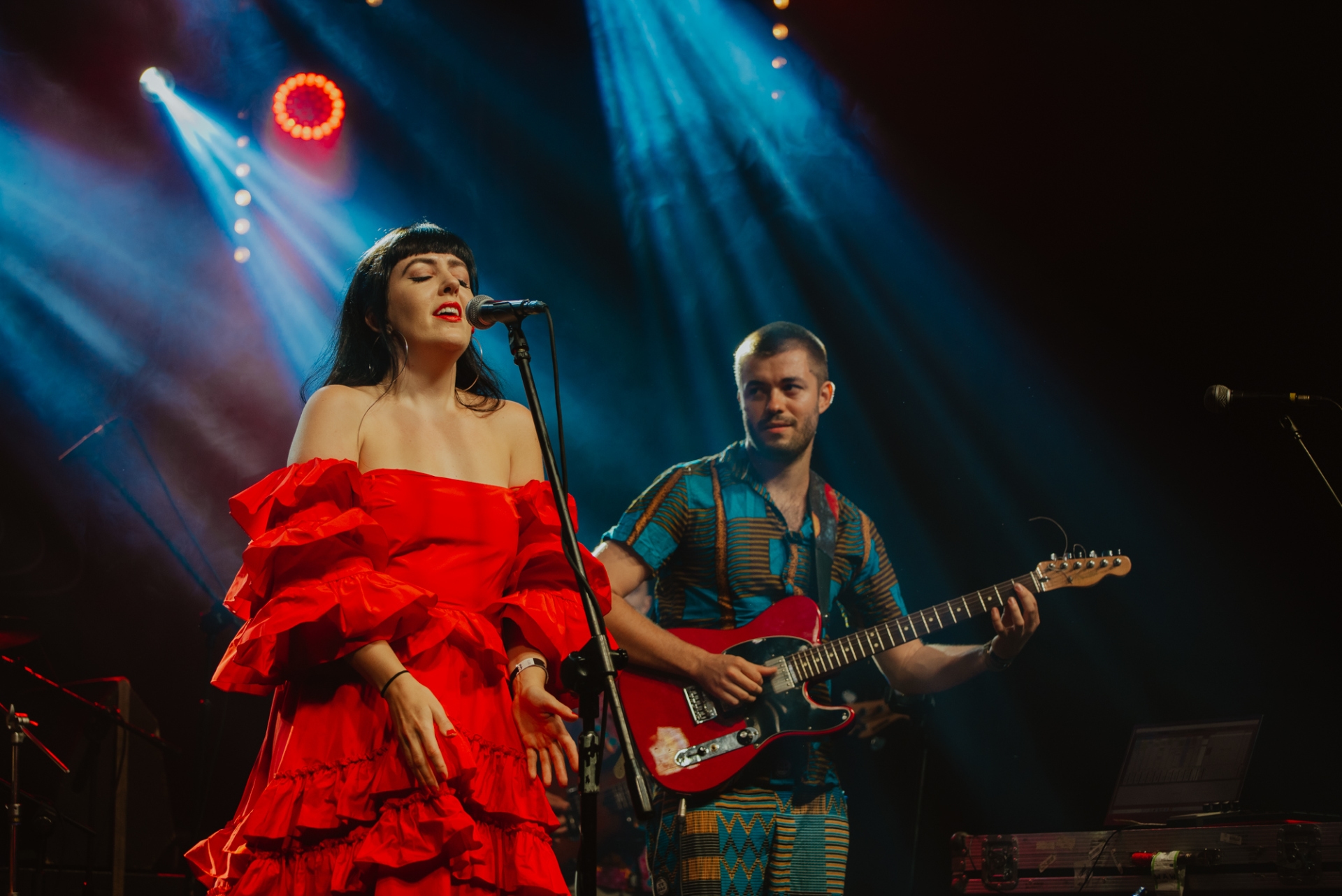 Na scenie jest wokalistka i gitarzysta.