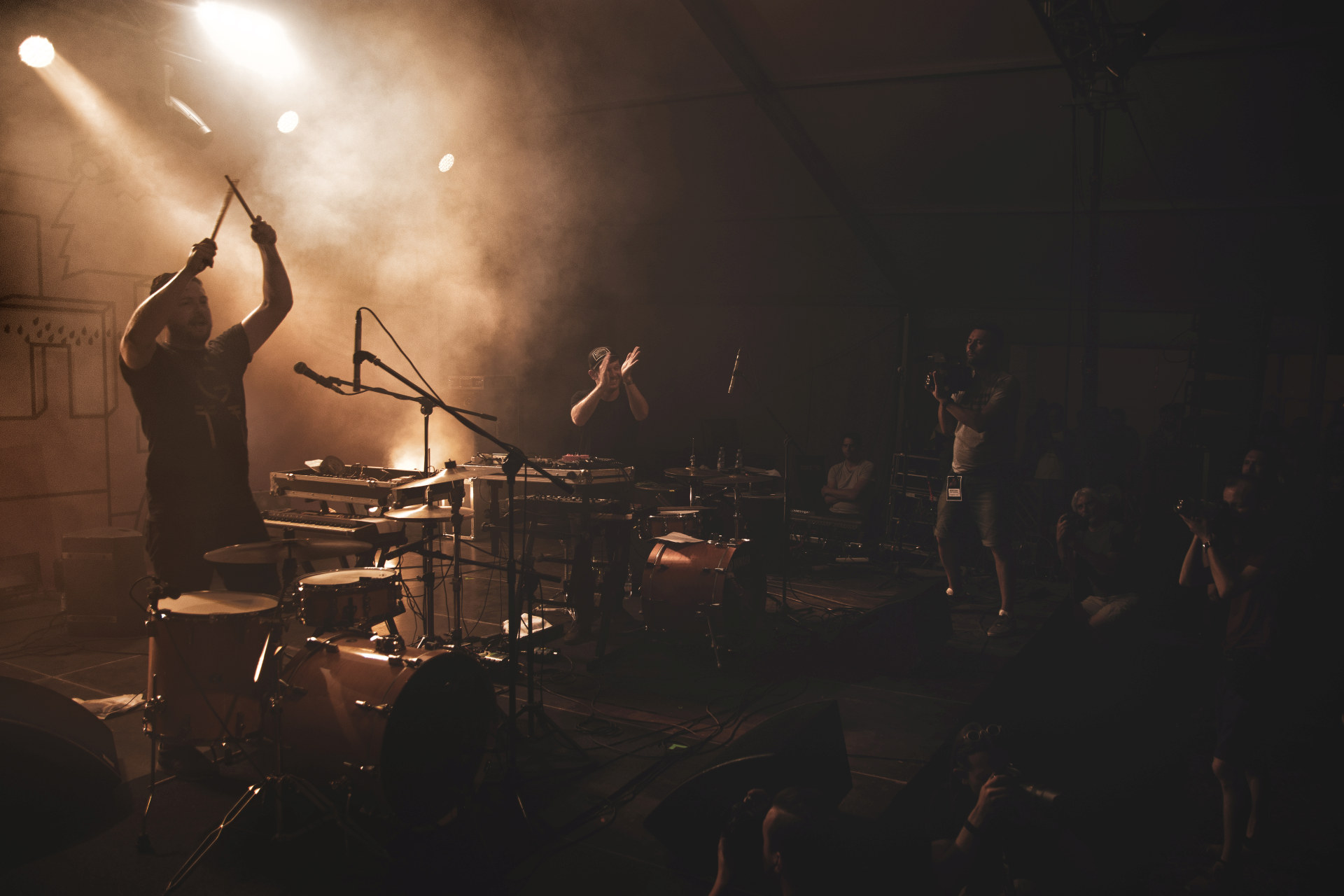 Zbliżenie na perkusistę.