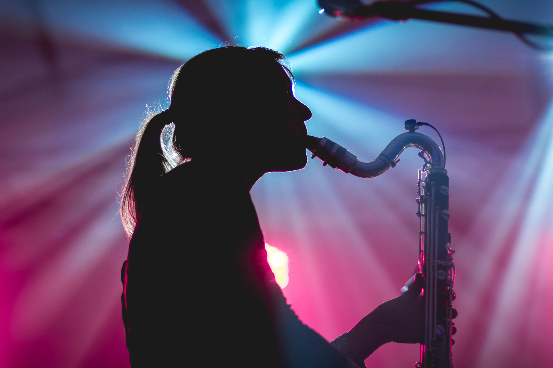Artystka gra na saksofonie.