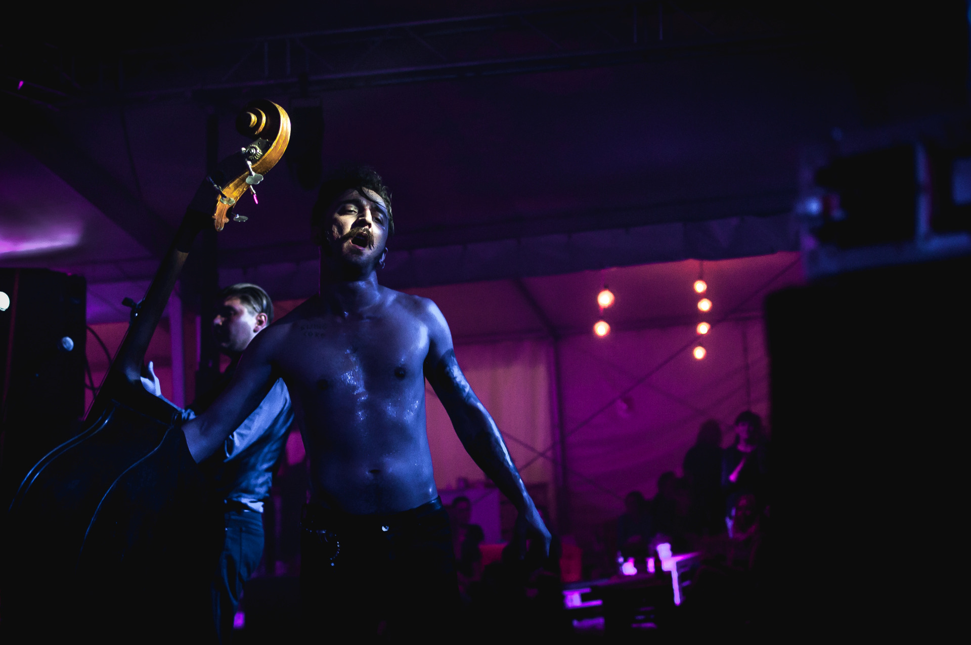 Mężczyzna trzyma wiolonczelę.