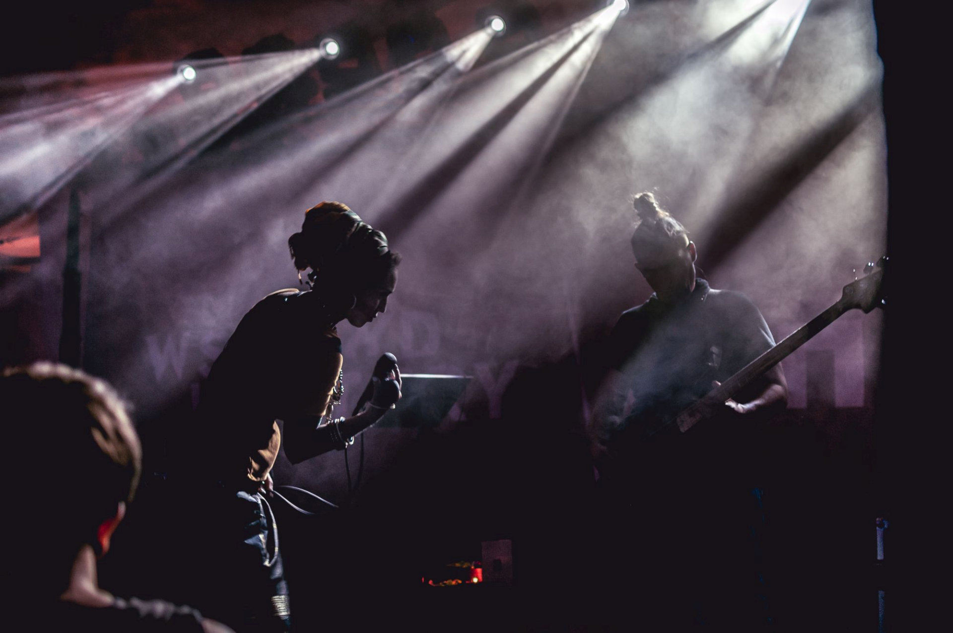 Na scenie jest wokalistka i gitarzysta.