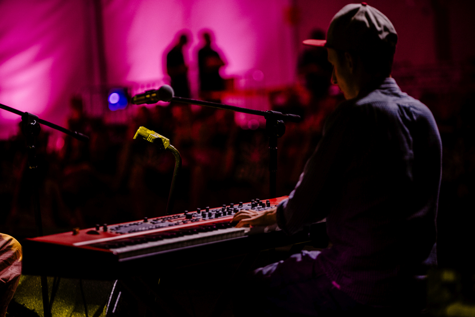 Mężczyzna gra na klawiszach.