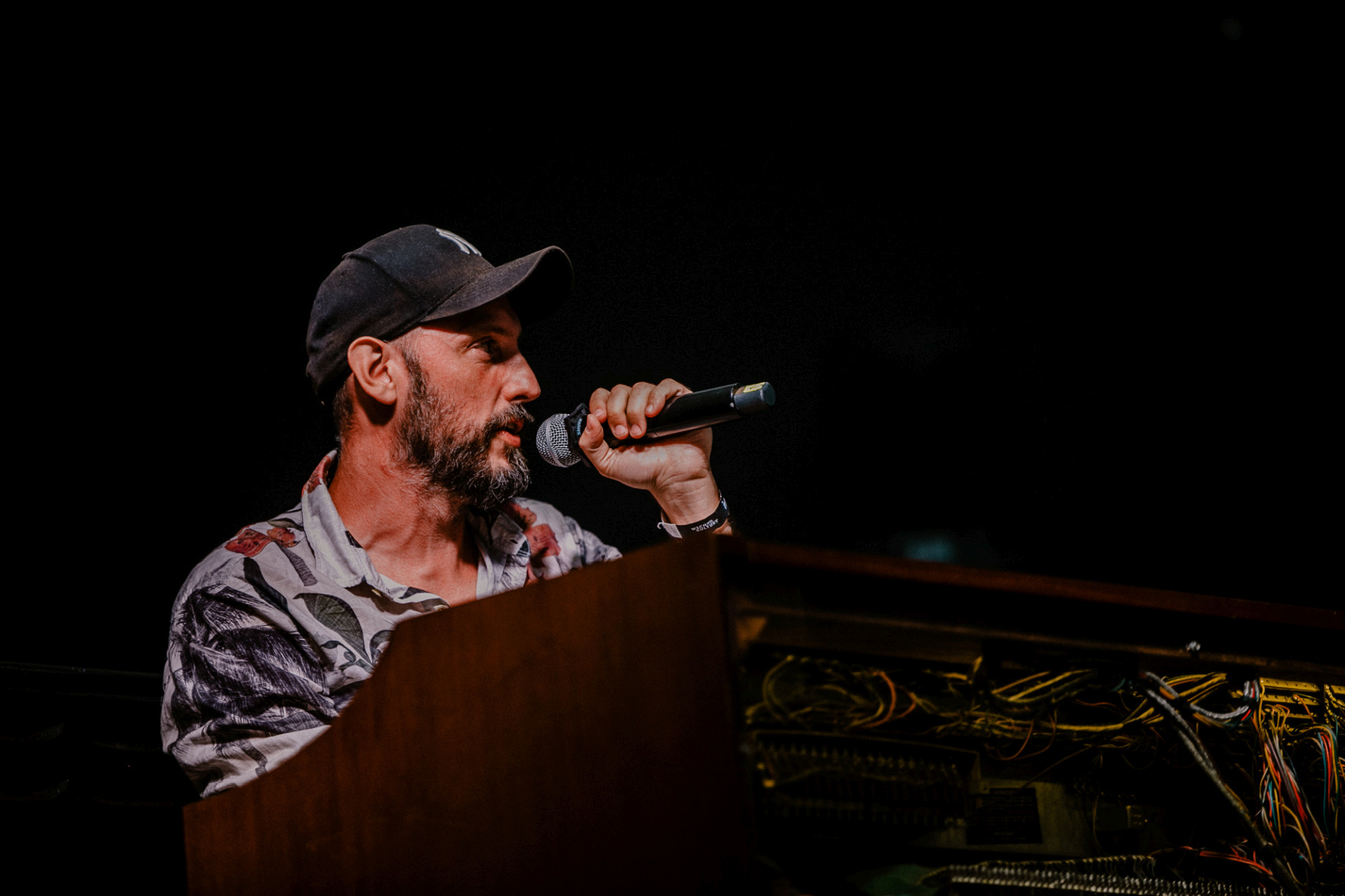 Zbliżenie na twarz artysty.